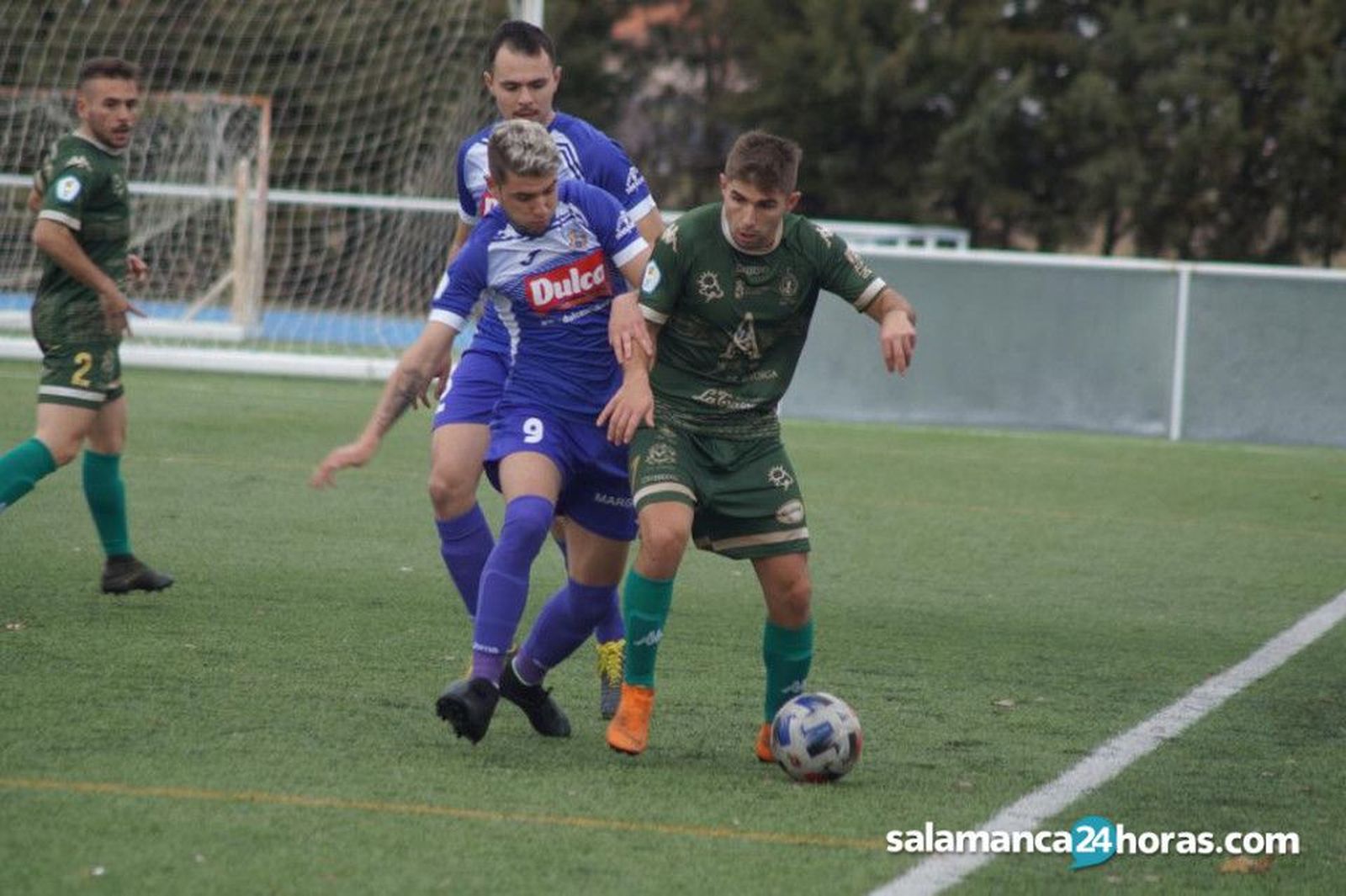 Javi Sánchez pelea un balón en el partido de ida.