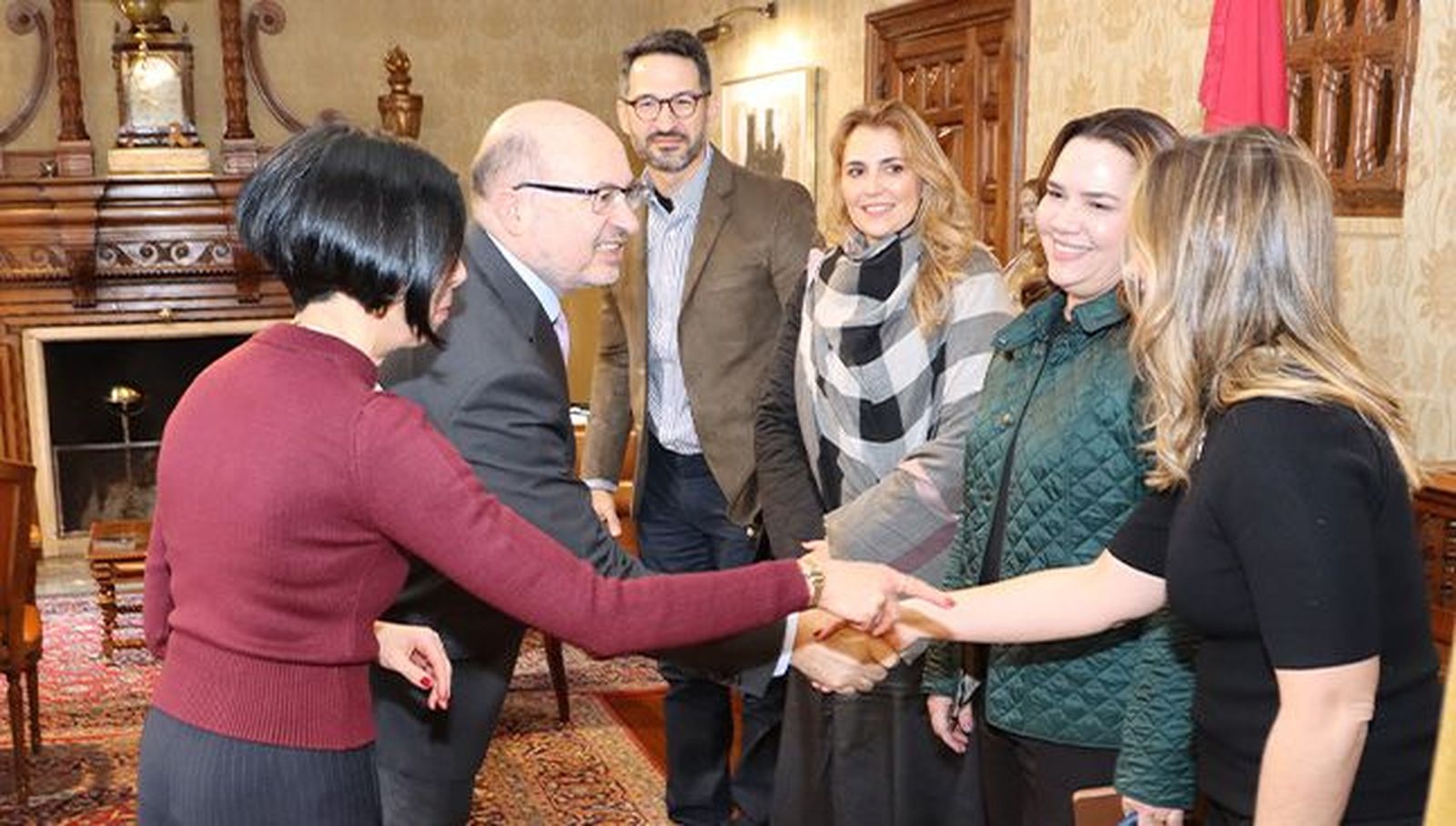 El rector de la Universidad de Salamanca, David Díez, recibe a la rectora de UNIFSA de Brasil. Foto USAL