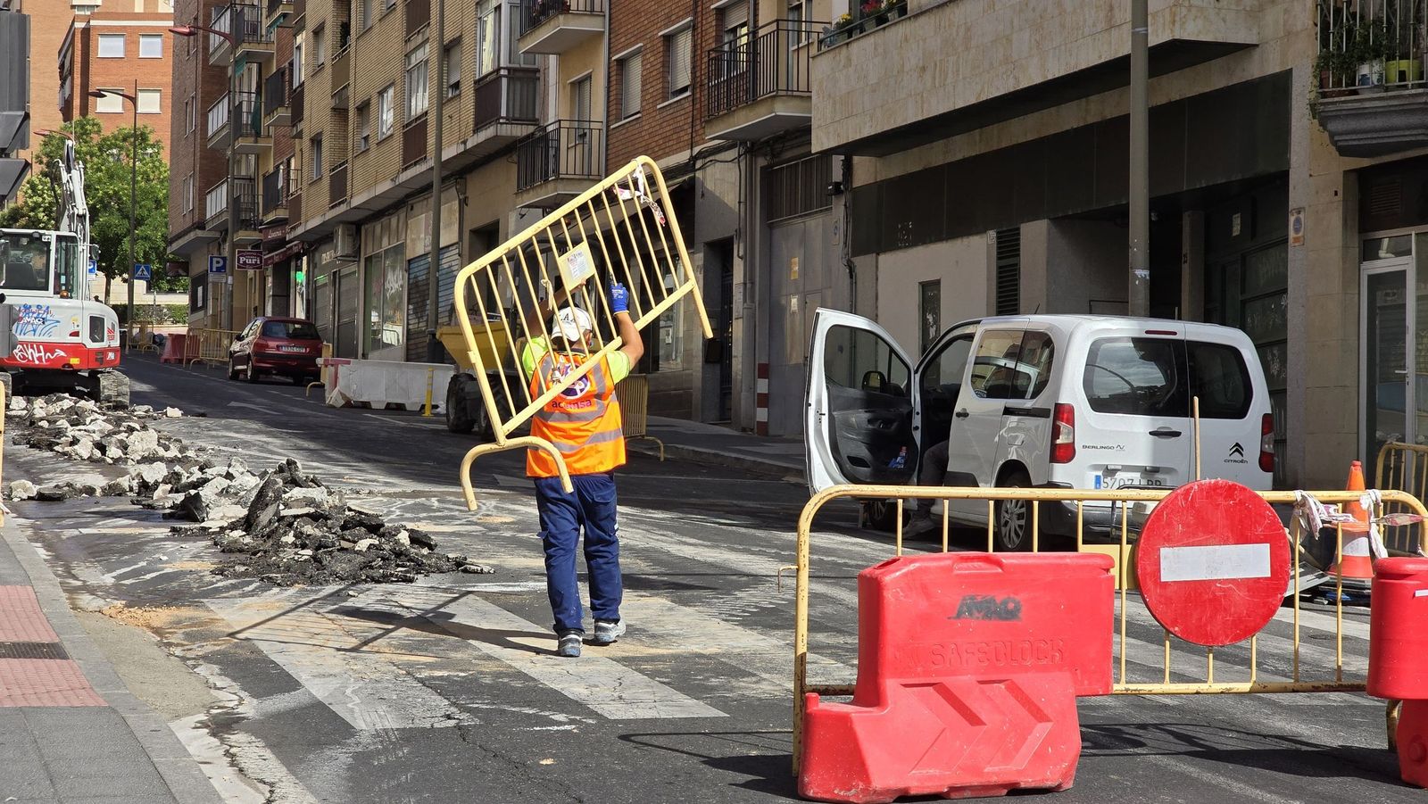 El alcalde de Salamanca, Carlos García Carbayo, visitas las obras de renovación de redes de abastecimiento de agua en el barrio Prosperidad