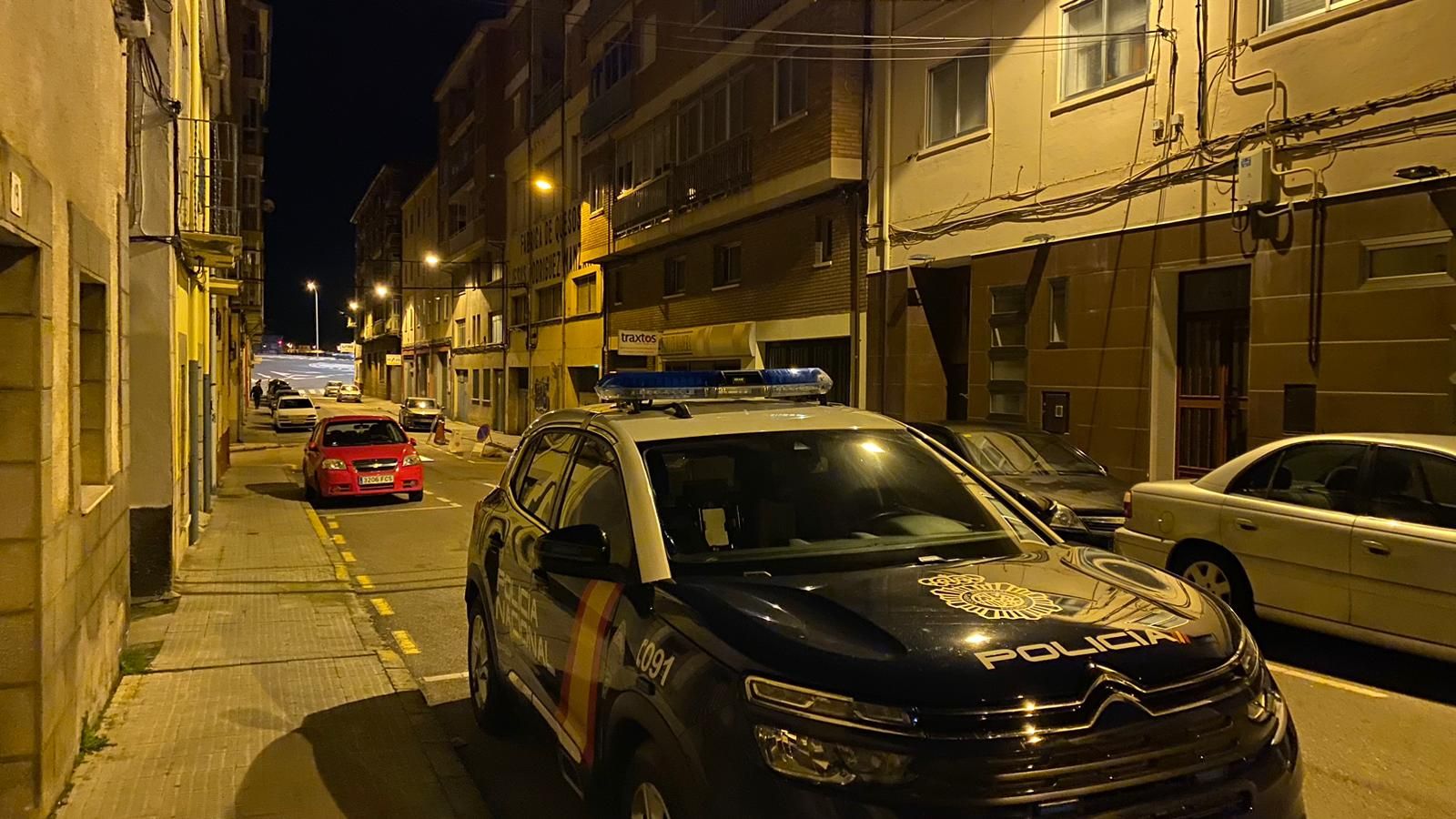 Vehículo de la Policía Nacional en el lugar de los hechos