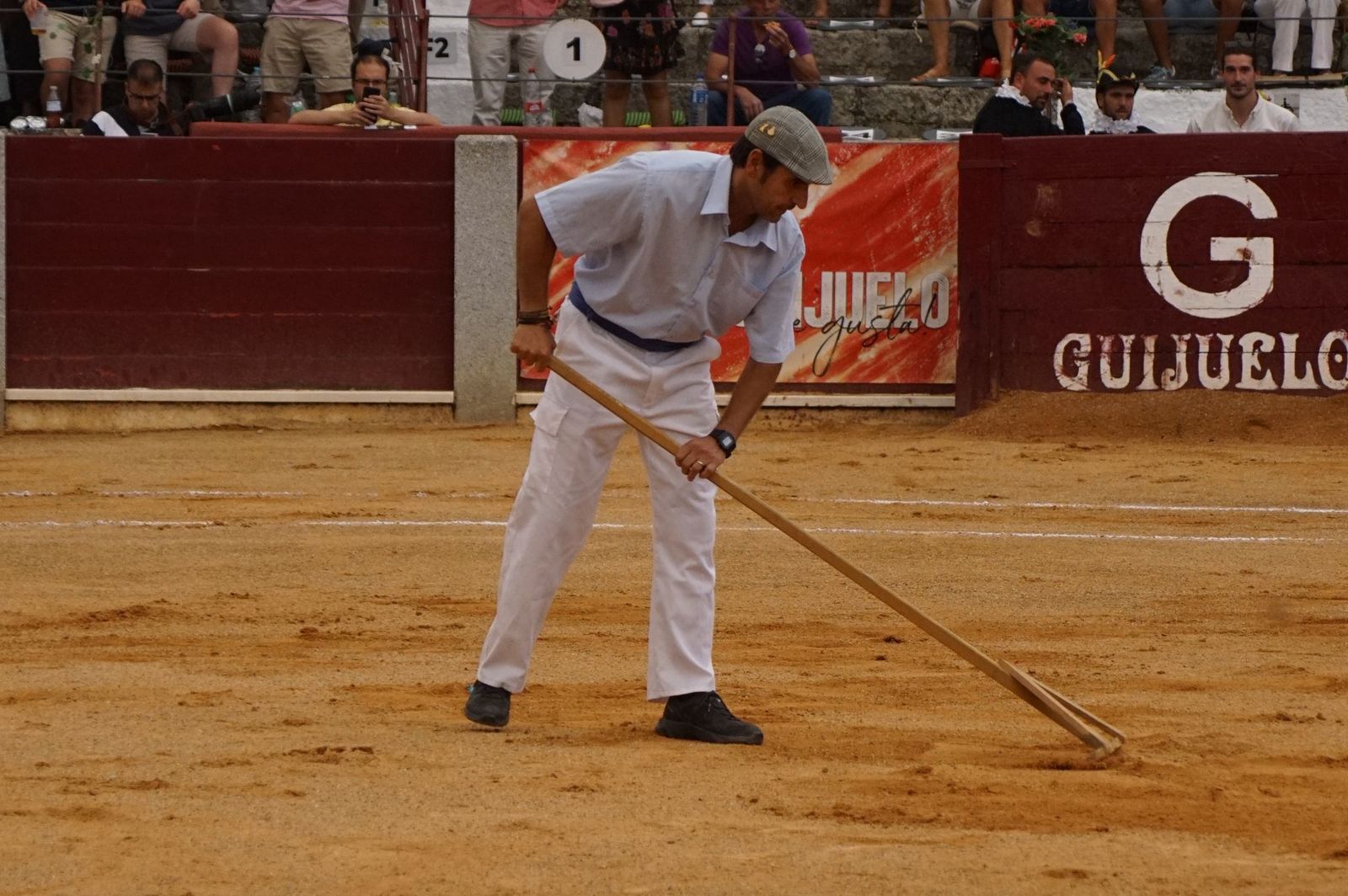 Javier Castaño se despide de Guijuelo y Damián Castaño, su hermano, e Ismael Martín salen a hombros en Guijuelo