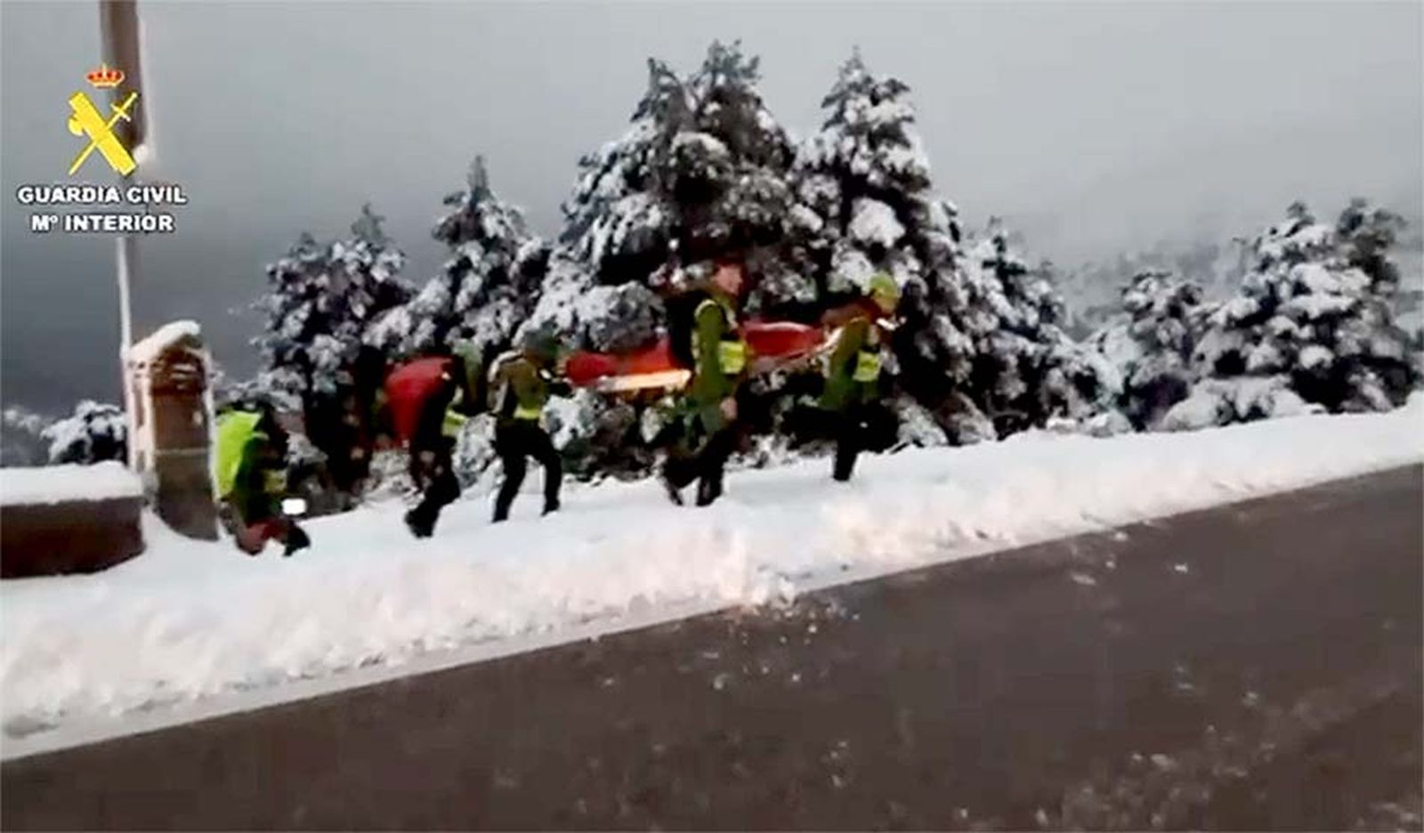 Fotografía del video difundido por la Guardia Civil del rescate del conductor de una quitanieves fallecido