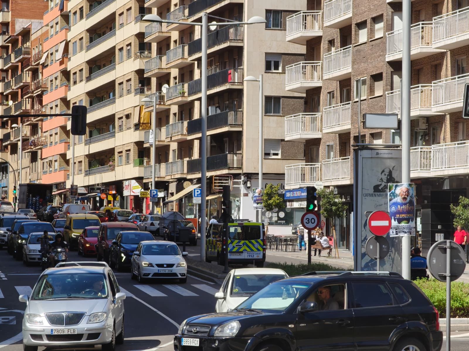 Colisión entre un turismo y una motocicleta en la avenida de Portugal