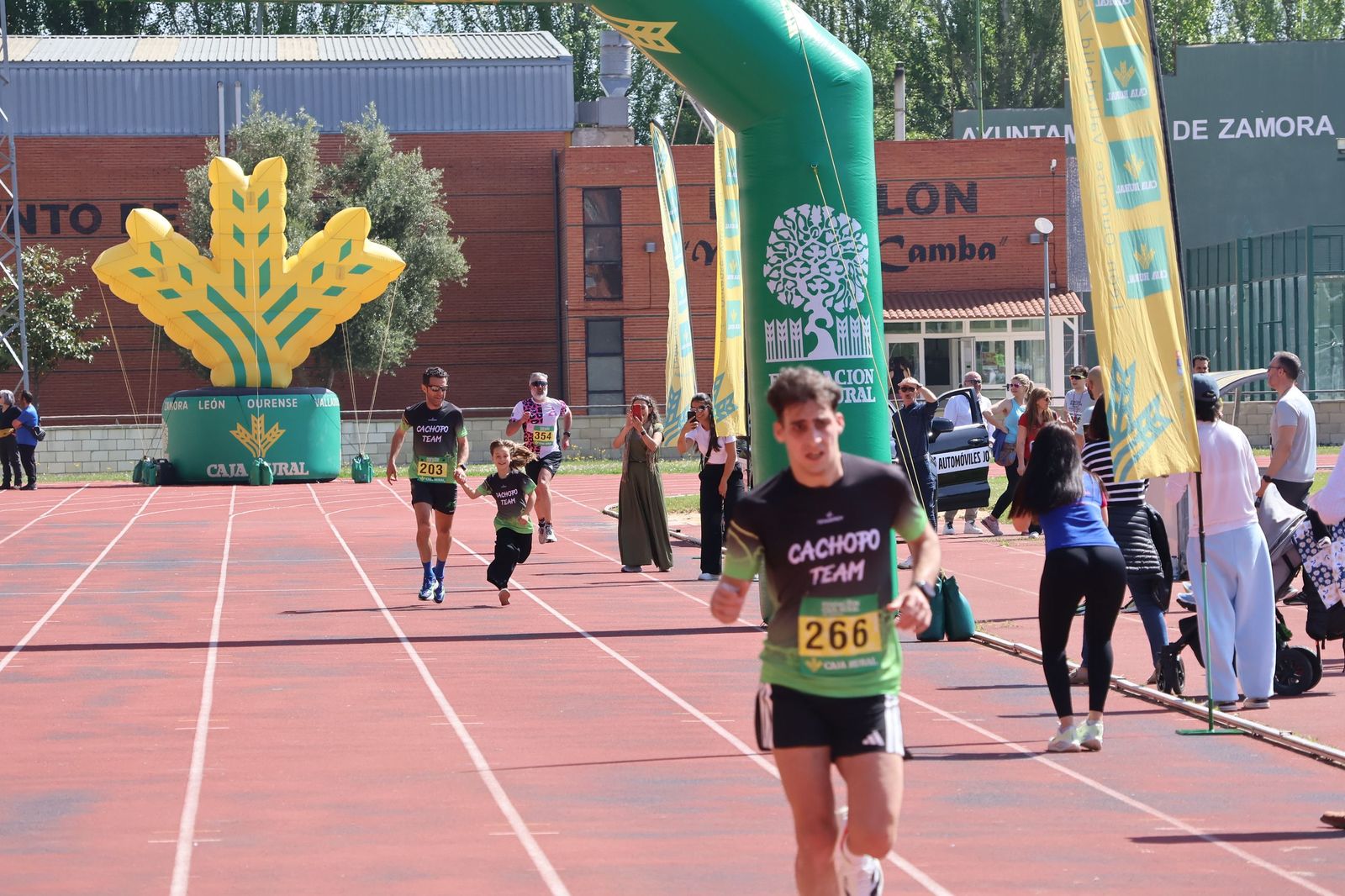 GALERÍA | Revive en imágenes la llegada a meta de los atletas en la Media Maratón de Zamora