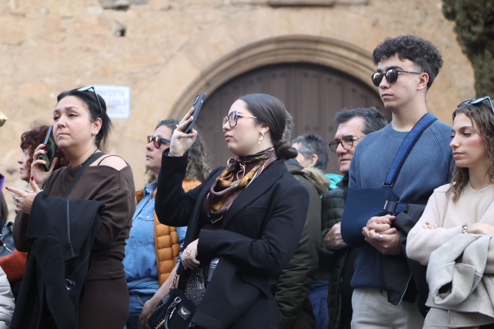 Jesús Rescatado procesiona en Salamanca con su nueva túnica y la atenta mirada de cientos de fieles