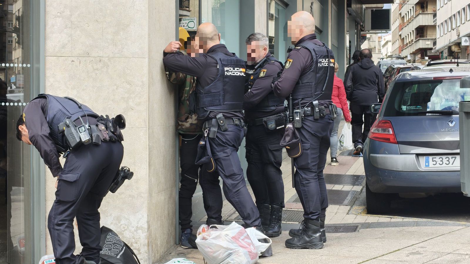 Policía Nacional de Salamanca cacheando e identificando a un varón en el paseo de Carmelitas