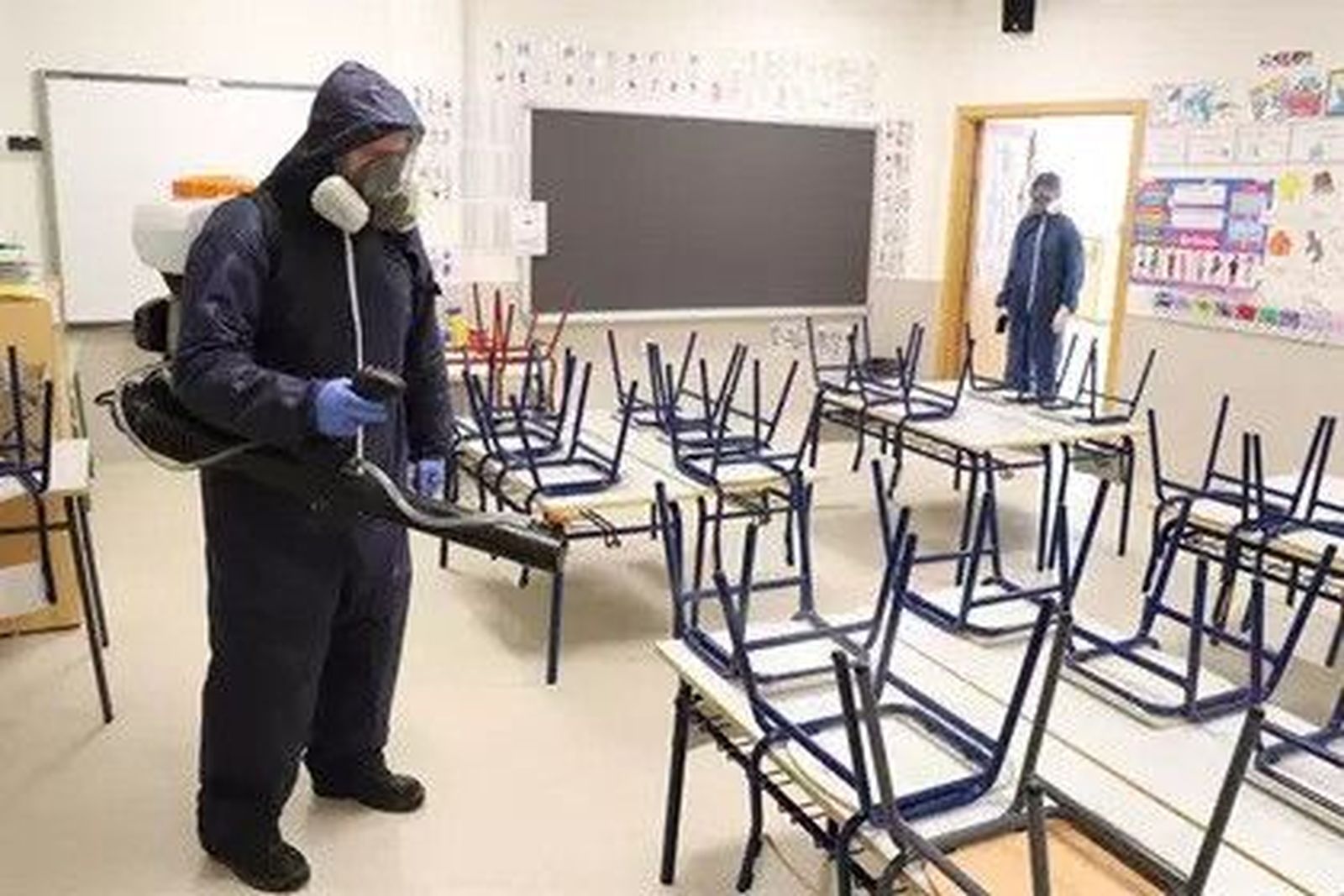 Desinfección de un aula durante la pandemia del coronavirus. Archivo. EP