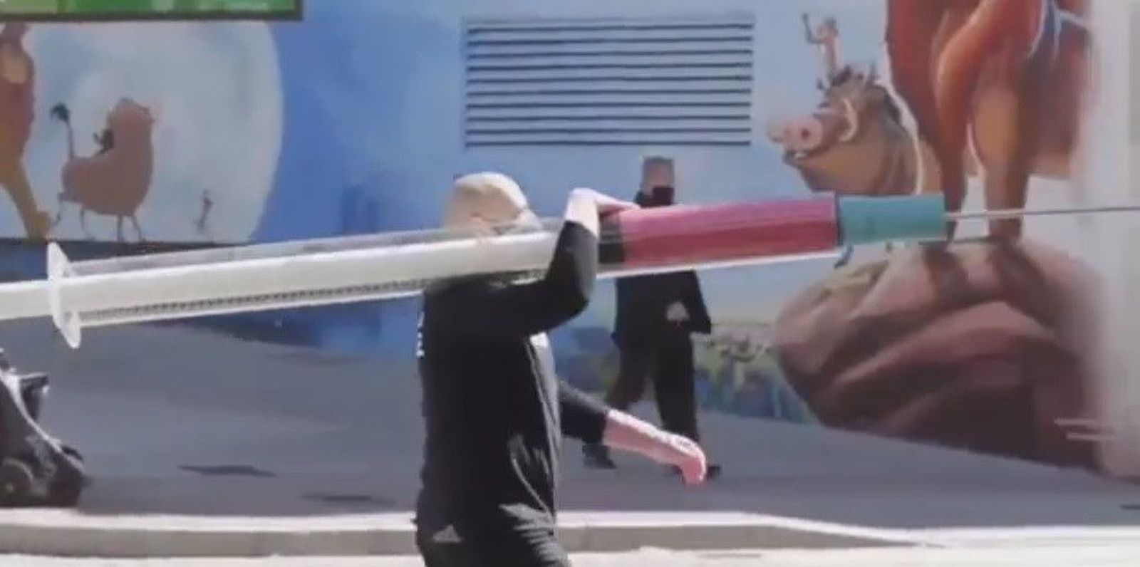 VÍDEO | La “vacuna del Oeste”: una jeringuilla gigante con la que “inmunizar” a toda una ciudad