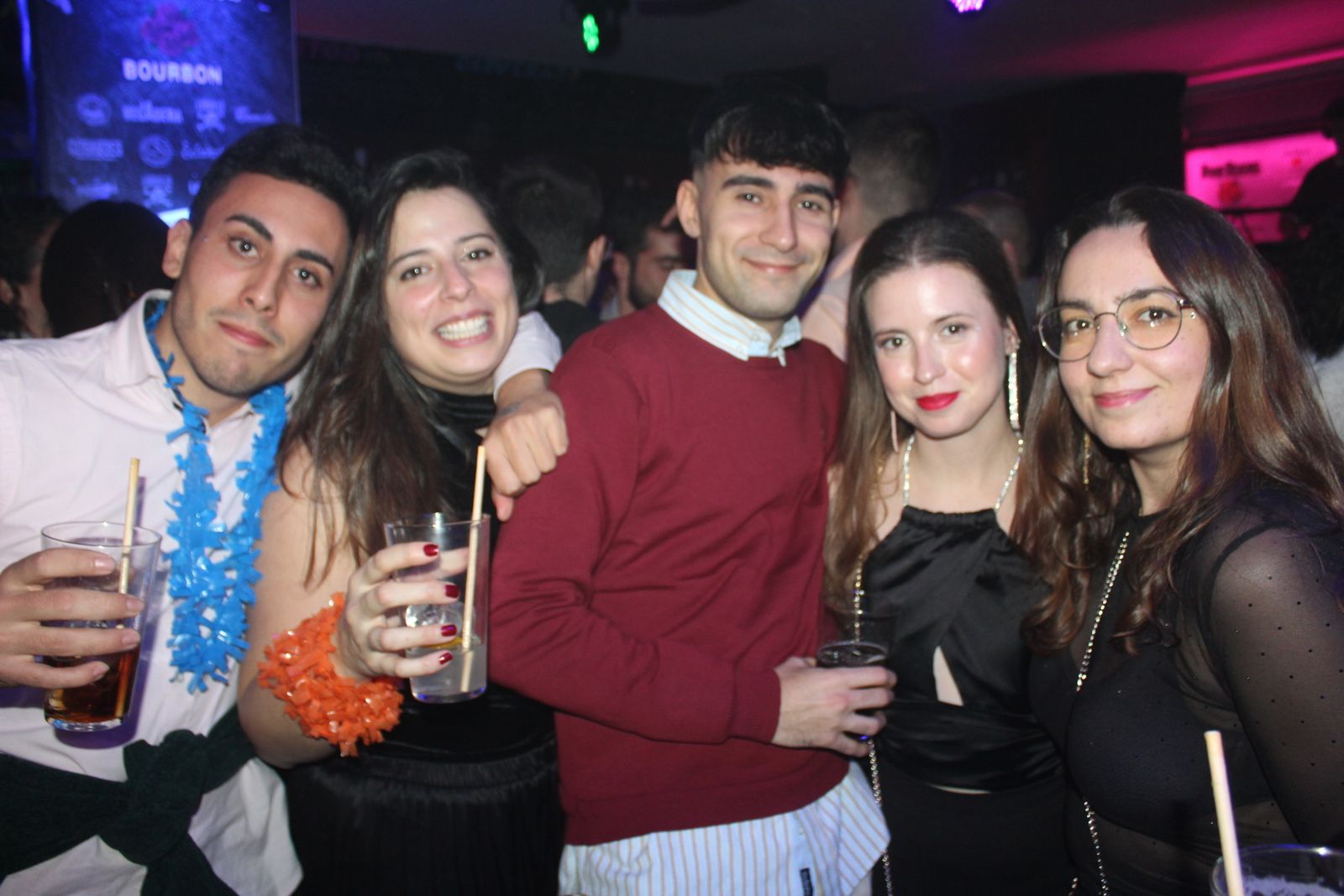 El Fin de Año Universitario continua por los bares de la capital del Tormes tras las doce campanadas