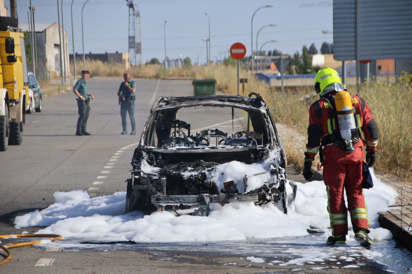 Calcinado un vehículo junto a la carretera de Zamora