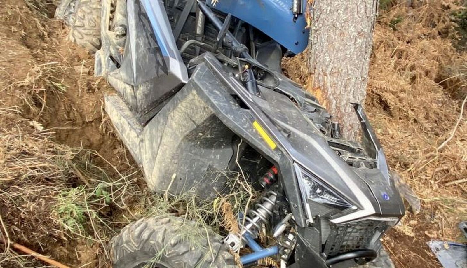 Accidente de un vehículo tipo 'buggy' en un camino de Foncebadón (León) en el que dos personas resultaron heridas - Bomberos Ayuntamiento de León
