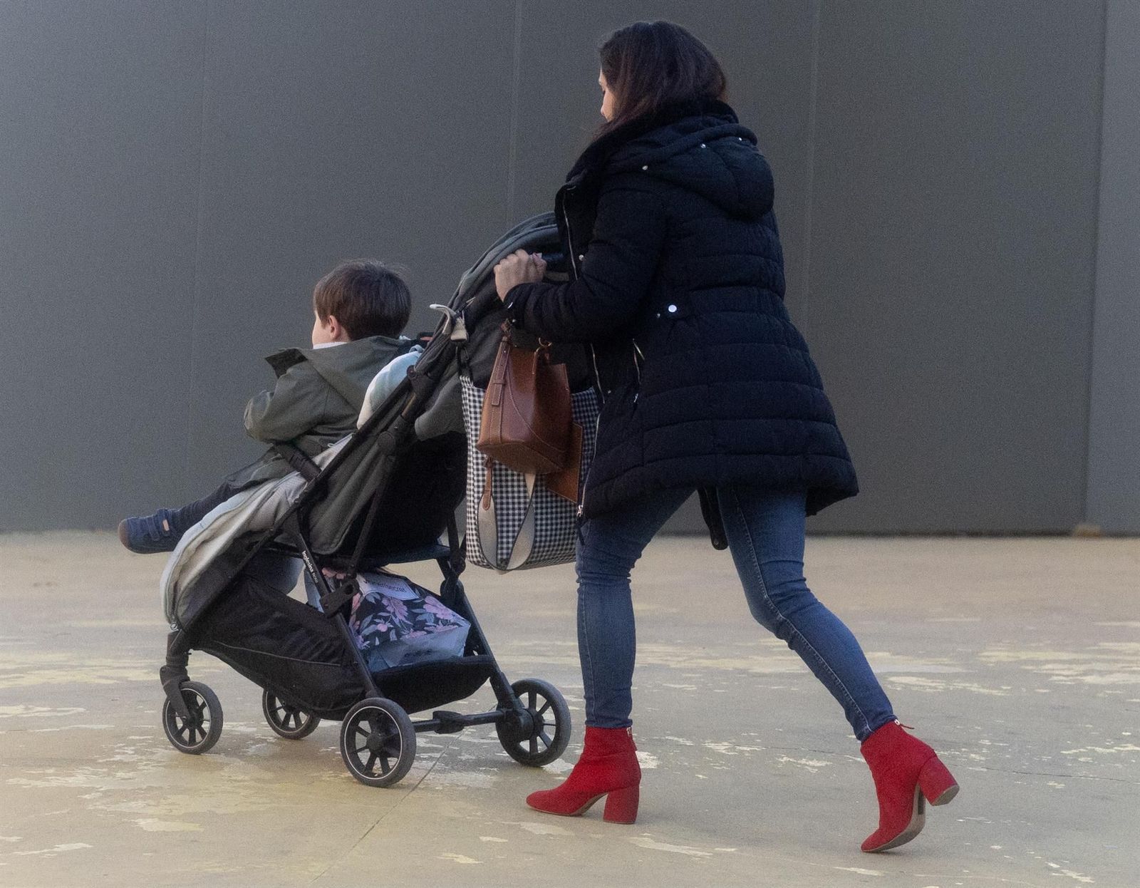 Una mujer con un carrito de bebé.   Eduardo Parra   Europa Press   Archivo