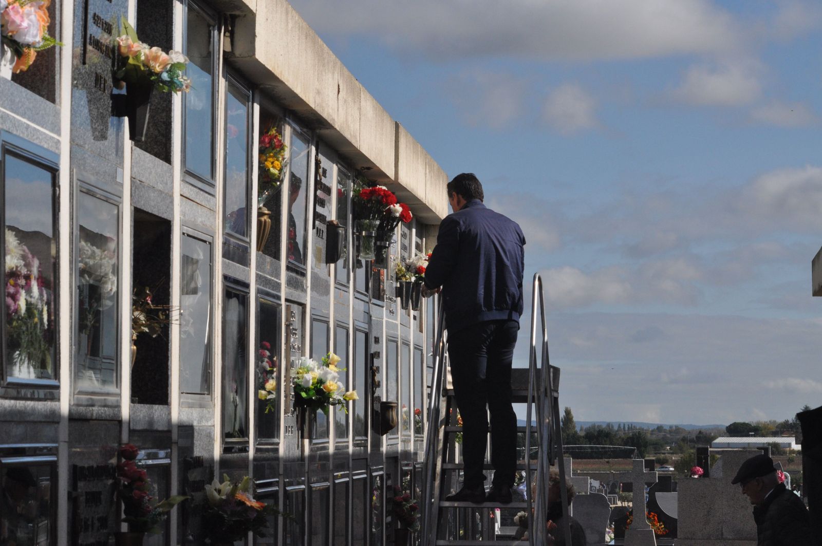 Los zamoranos acuden al cementerio por el Día de Todos los Santos. Archivo. Los zamoranos acuden al cementerio por el Día de Todos los Santos. Archivo.