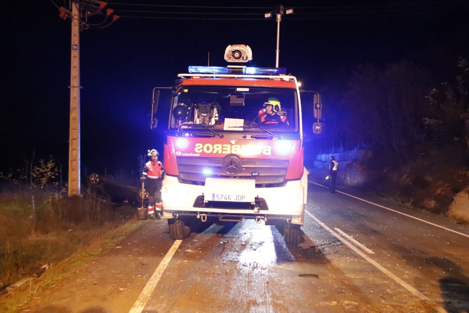 grave-accidente-en-la-carretera-de-aldealengua-con-un-coche-volcado-9