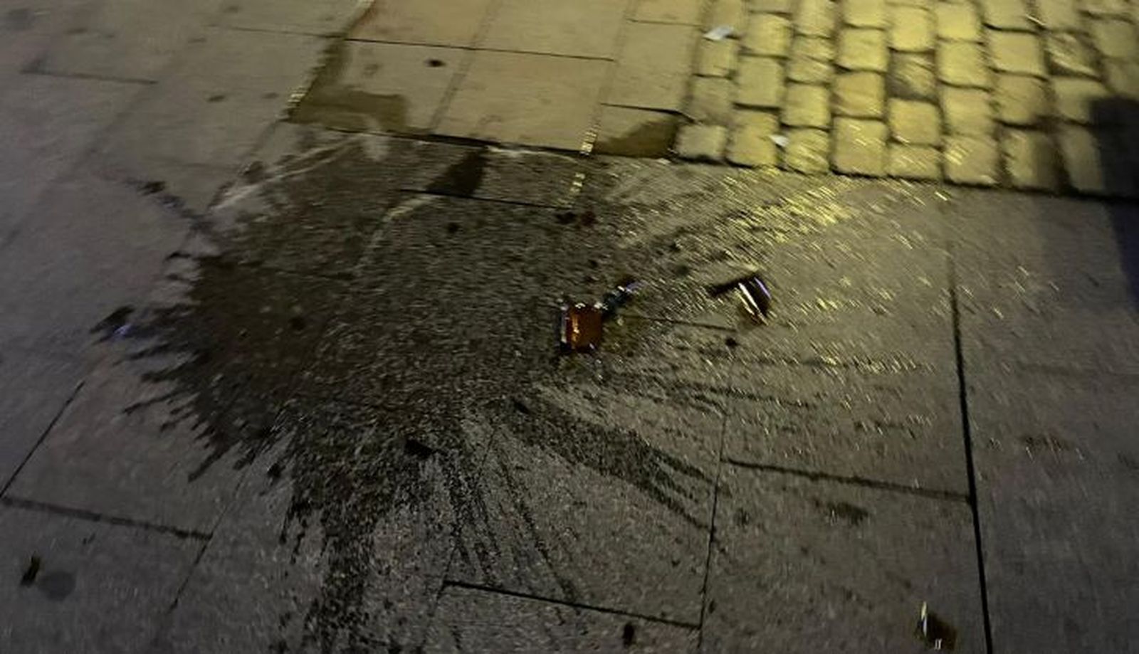 Restos de la botella rota en el suelo