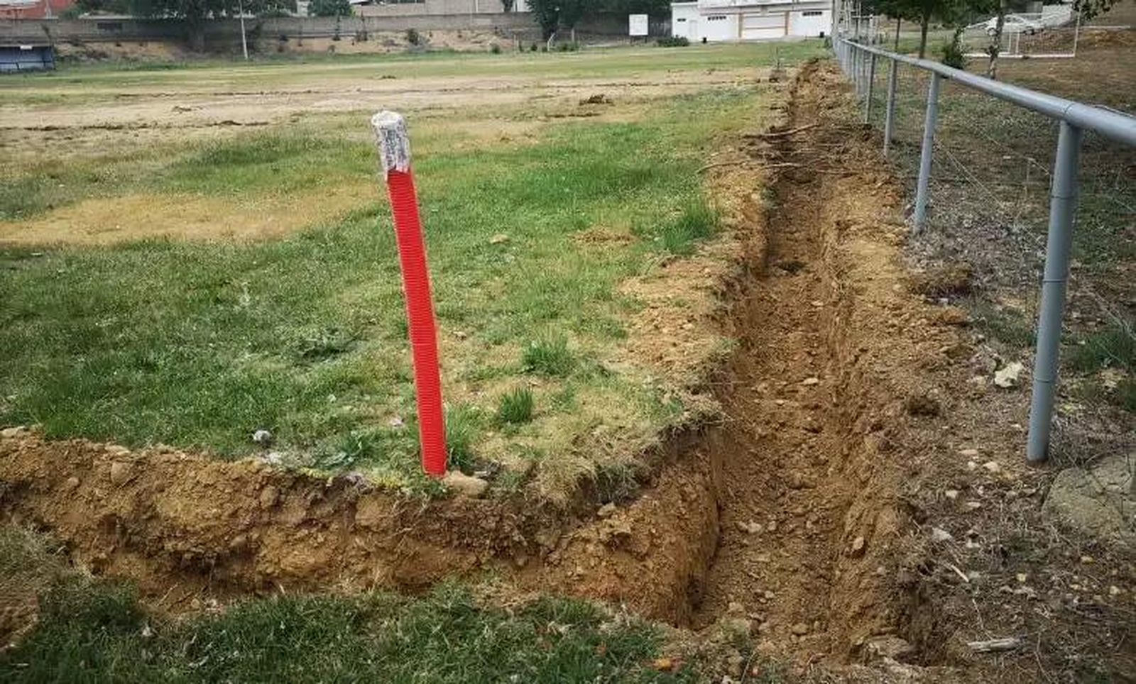 Obras en el campo de fútbol de Camarzana