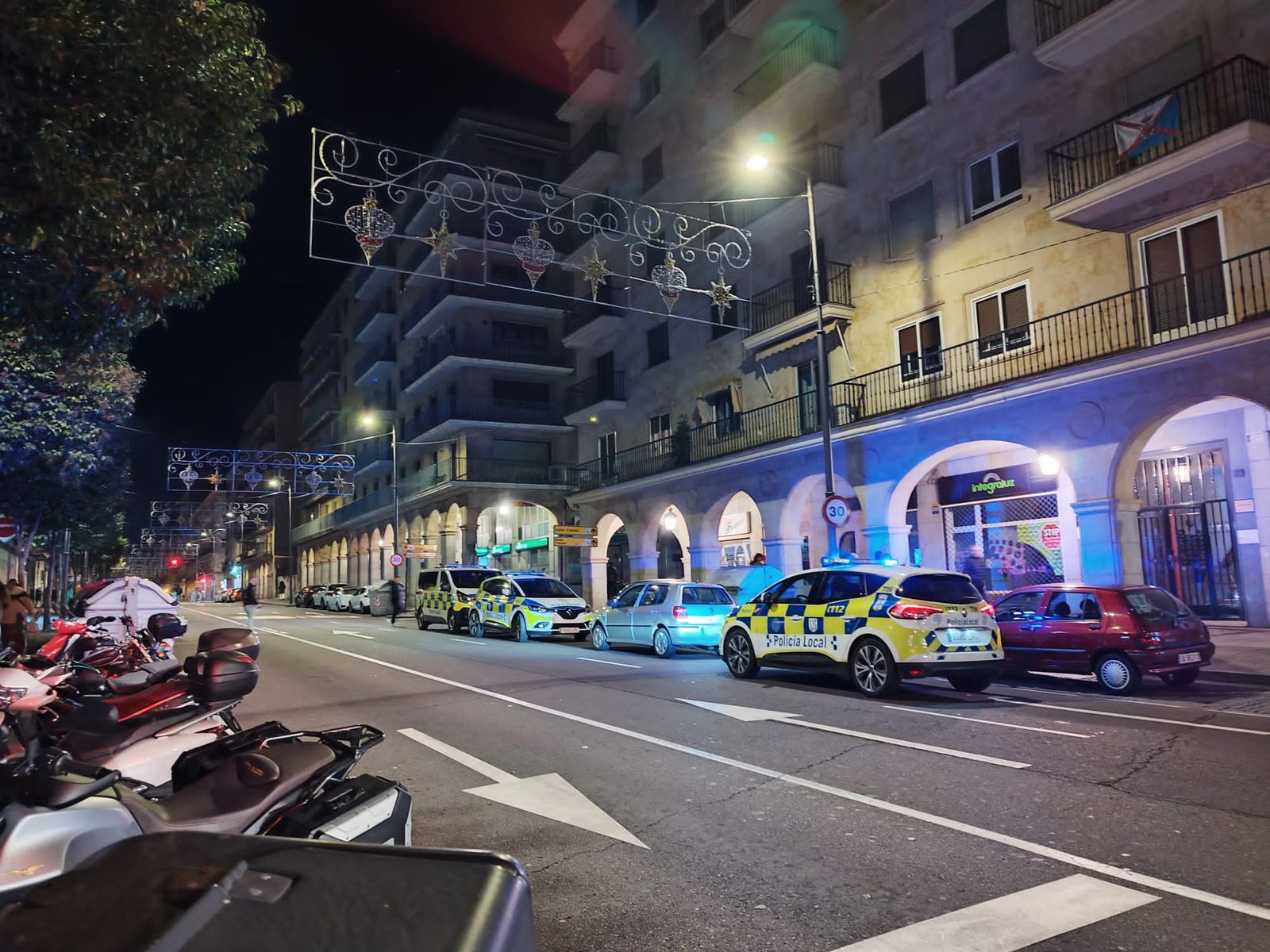 Policía Local de noche en Salamanca. Foto de archivo