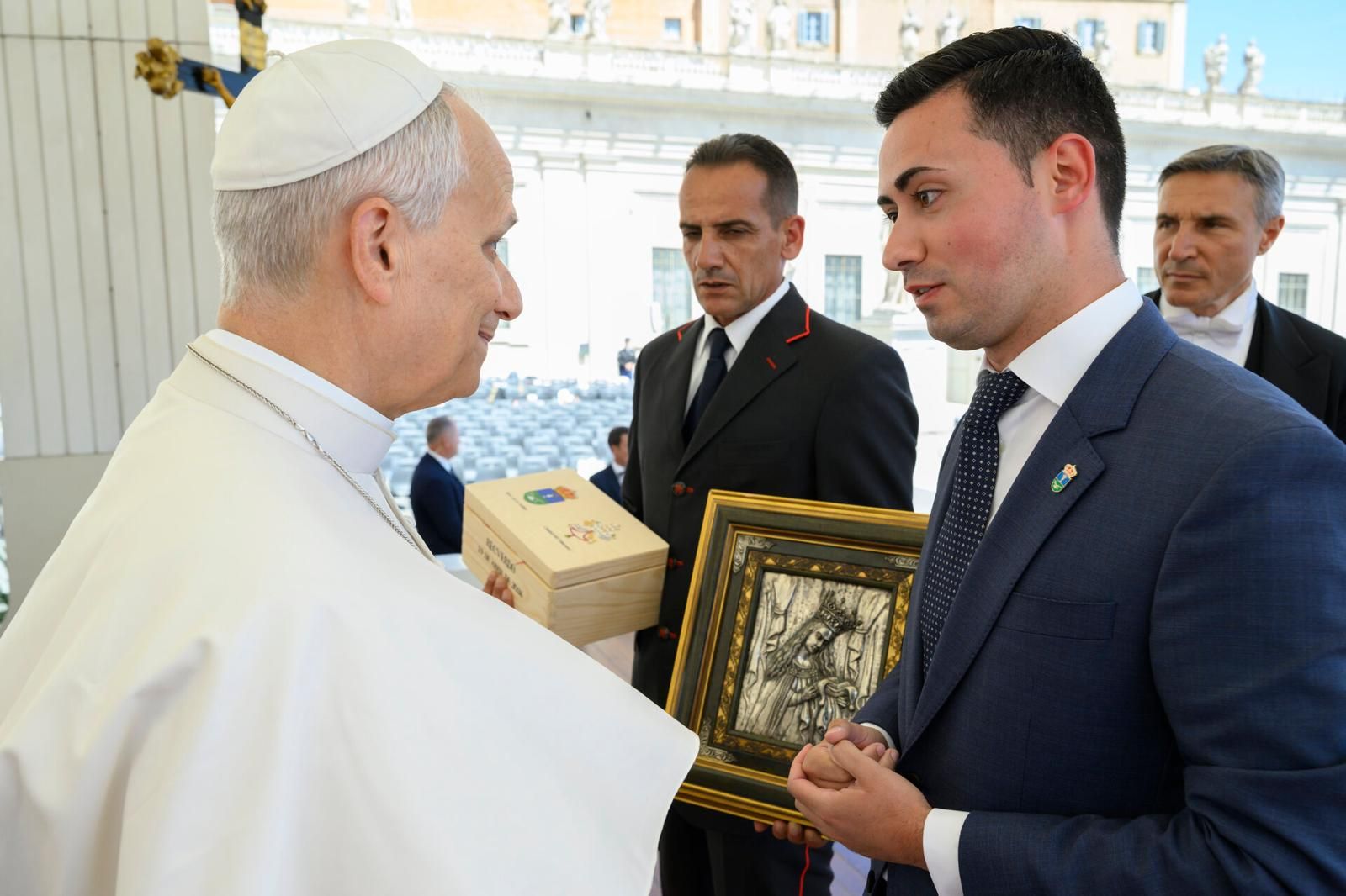 El Ayuntamiento de La Vellés protagoniza un encuentro histórico con el Papa León XIV