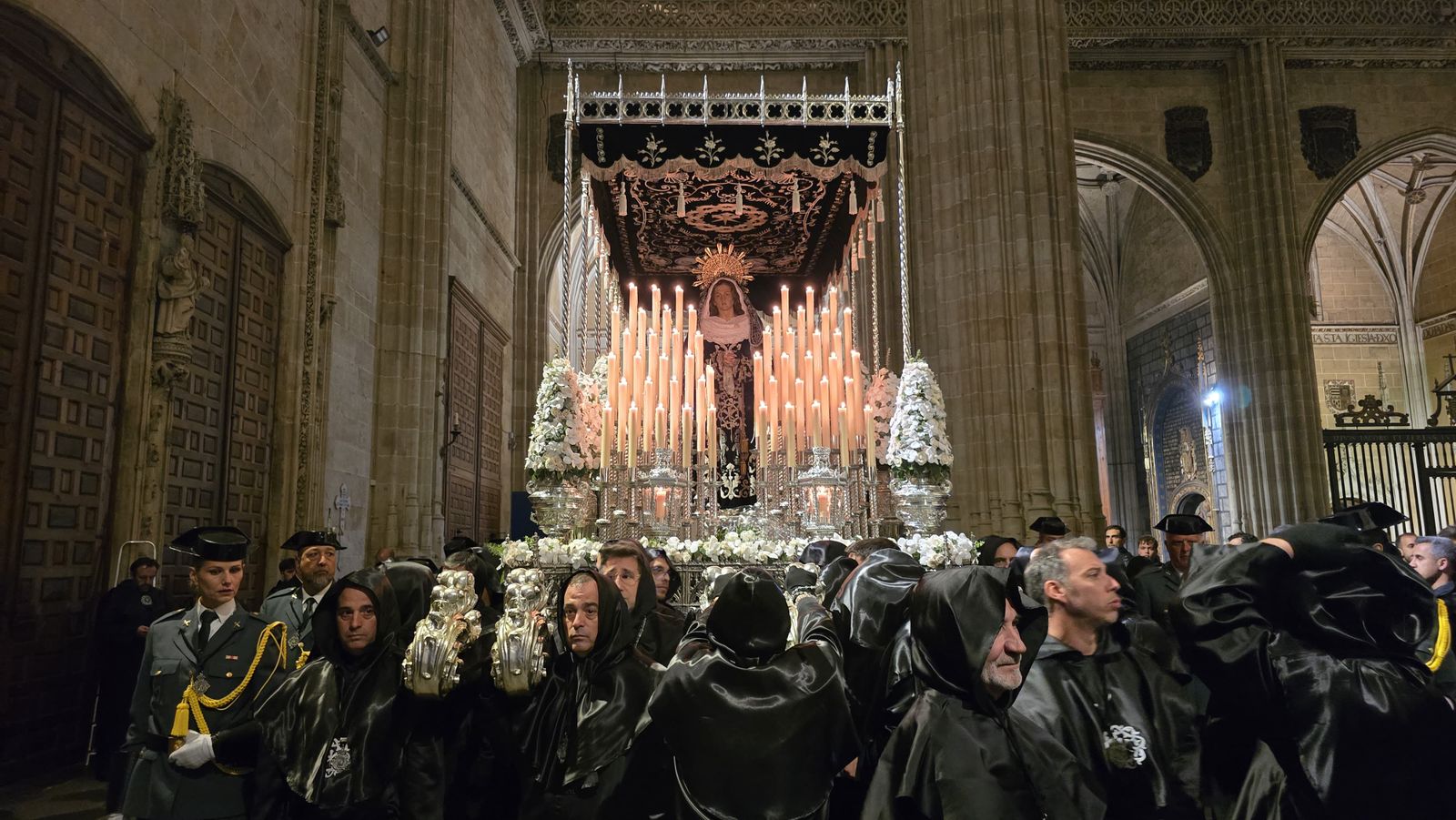 La Virgen de la Soledad sale a la puerta de la Catedral a saludar a los cientos de fieles presentes en su puerta