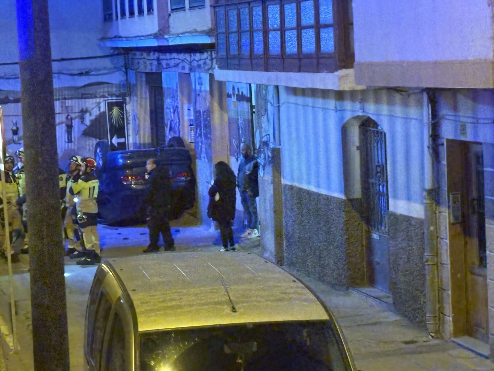 GALERÍA | Espectacular vuelco de un vehículo junto al Puente de Piedra