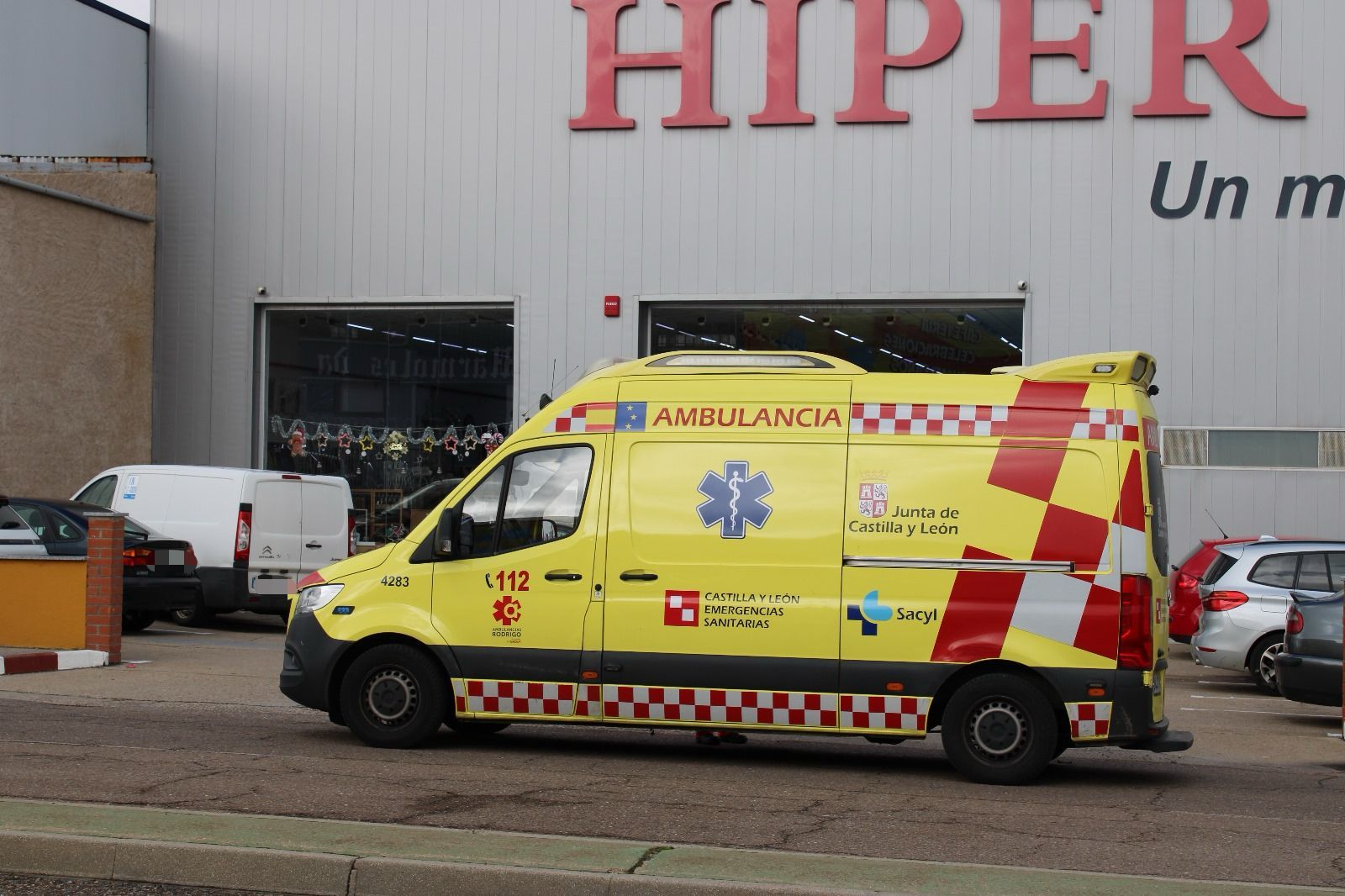 Ambulancia en el polígono de los Villares. Foto de archivo