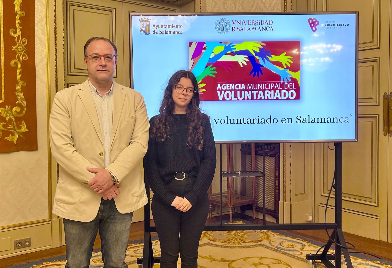 El concejal de Participación Social y Voluntariado, Roberto Martín, y alumnado del Grado de Sociología de la Universidad de Salamanca presentan el estudio 'El impacto del voluntariado en Salamanca'