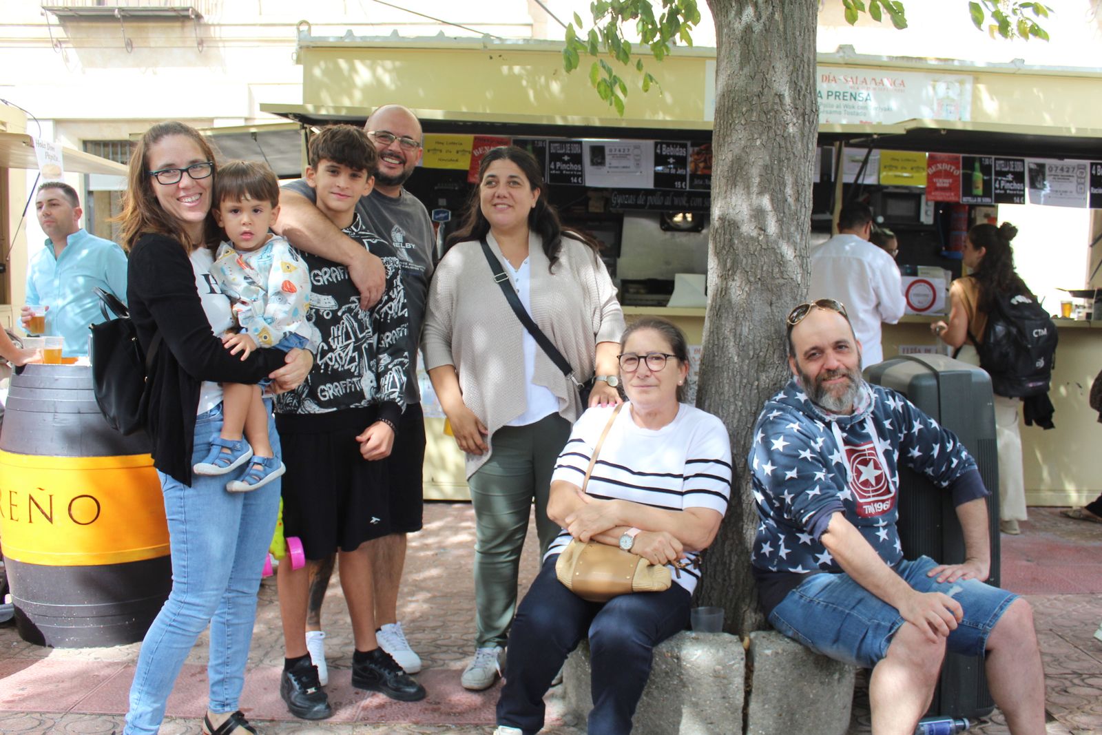 Ambiente en la Feria de Día en el mediodía de este domingo