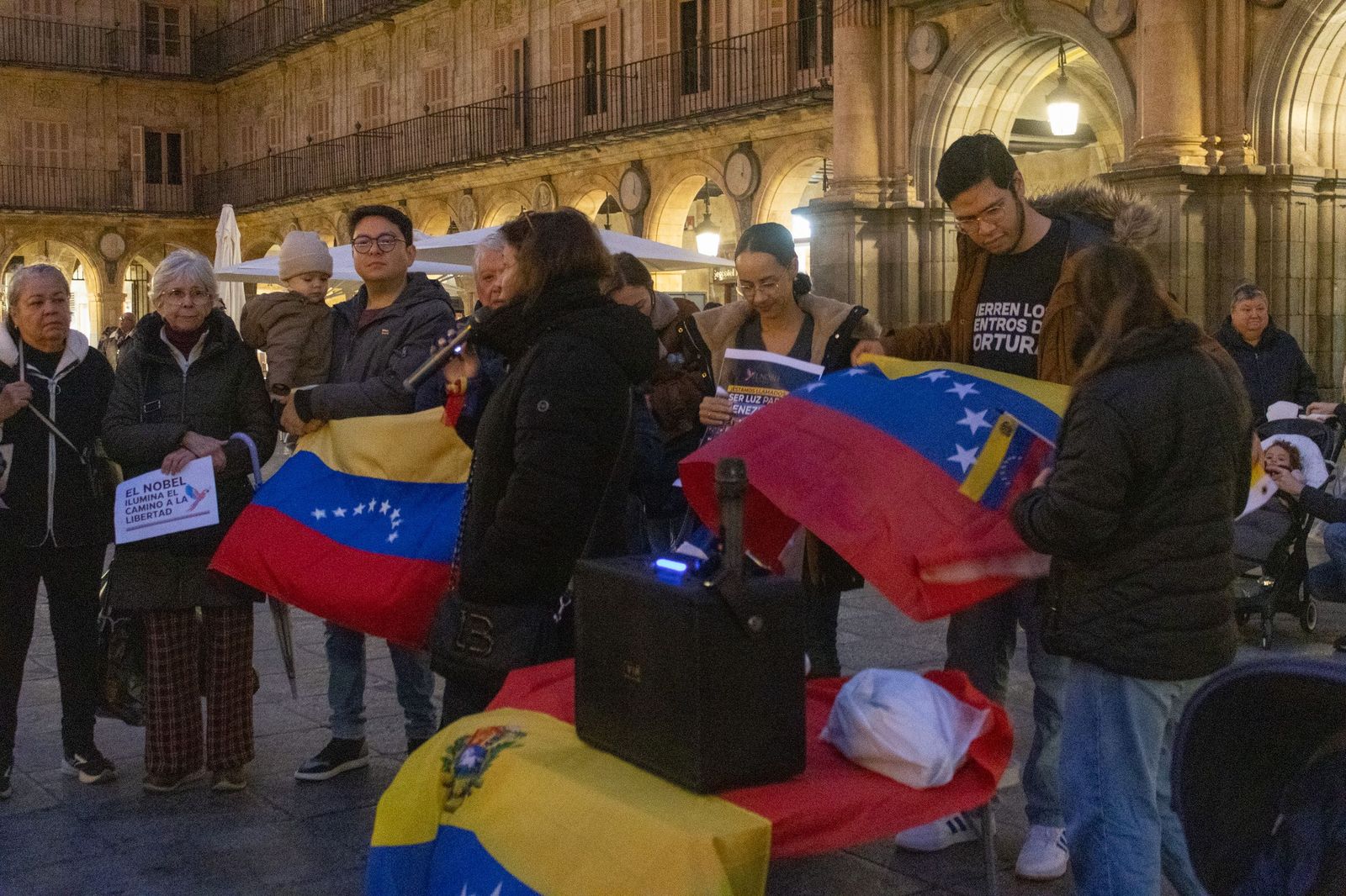 Concentración por la paz en Venezuela en la Plaza Mayor de Salamanca.