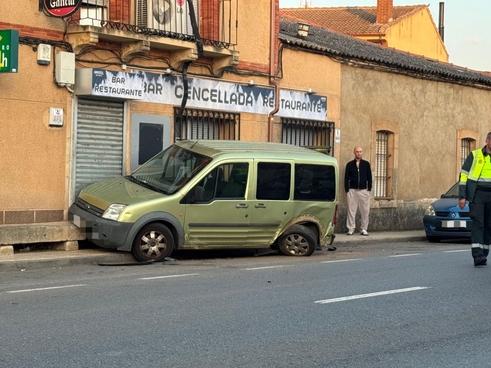 Colisión con vehículo aparcado en Doñinos de Salamanca