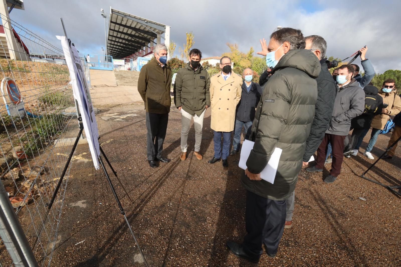 El alcalde, en una de sus visitas al Reina Sofía.