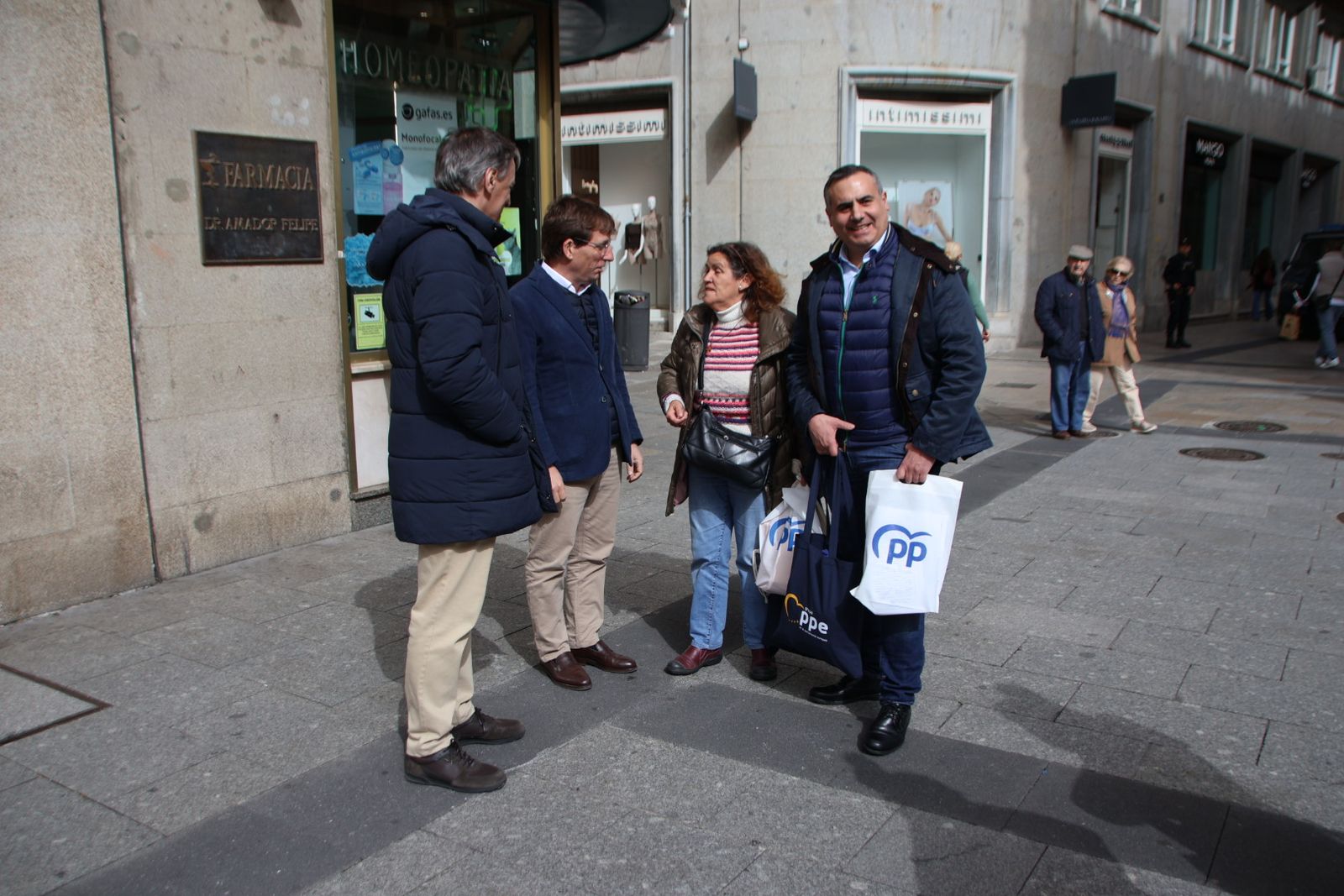 Almeida visita la carpa del pp del Liceo