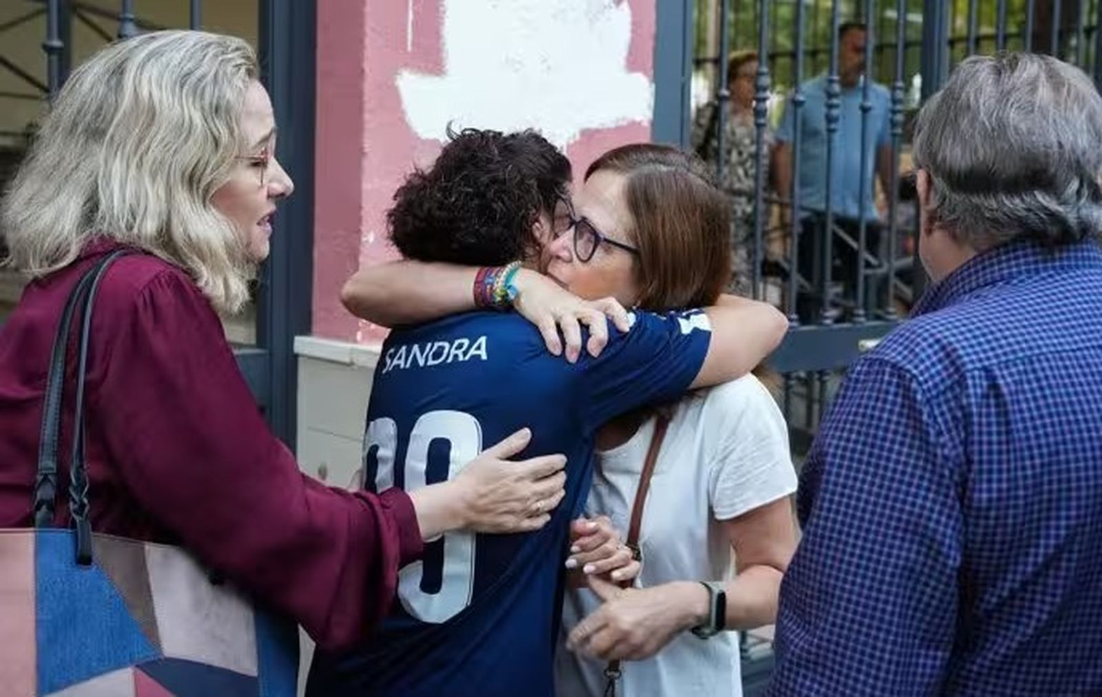 Familiares de Sandra Peña reciben apoyo tras la concetración del pasado 17 de octubre. EUROPAPRESS