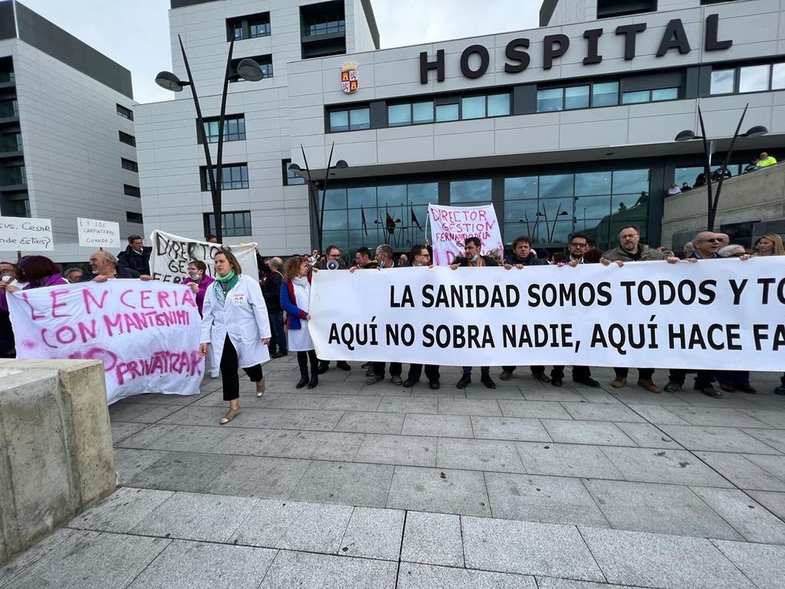 concentracion-de-los-trabajadores-de-mantenimiento-por-la-privatizacion-del-servicio-en-el-hospital-de-salamanca-fotos-s24h-26