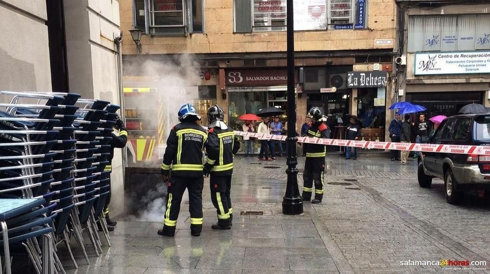 Incendio en una arqueta eléctrica en la calle Espoz y Mina