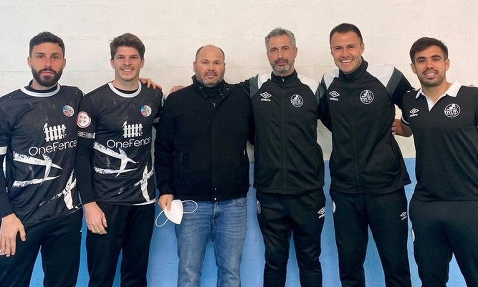 Manuel Lovato, junto a María Hernández y varios jugadores | FOTO SALAMANCA CF UDS