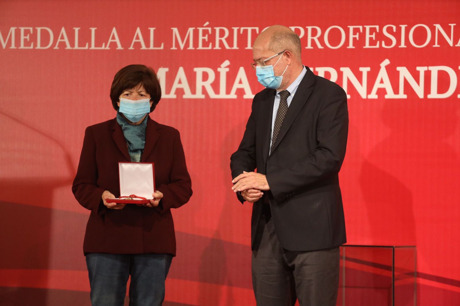 entrega-de-la-medalla-al-merito-profesional-a-la-cooperante-maria-hernandez-matas-6
