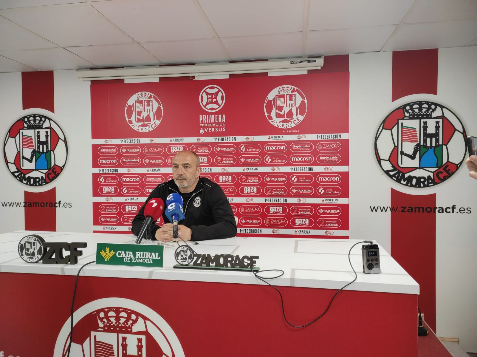 Juan Sabas en rueda de prensa