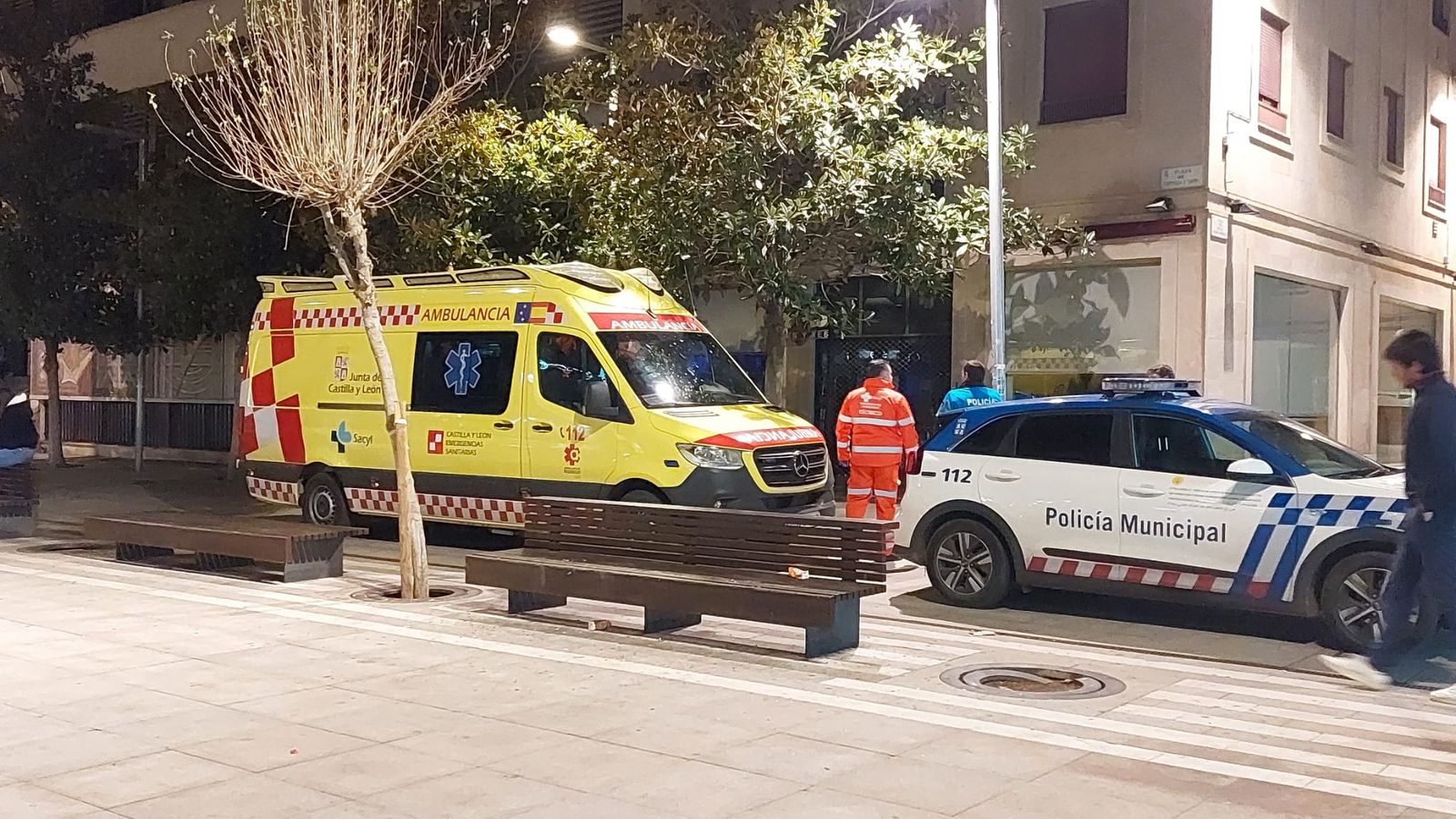 Ambulancia y Policía Local en la Plaza de Castilla y León