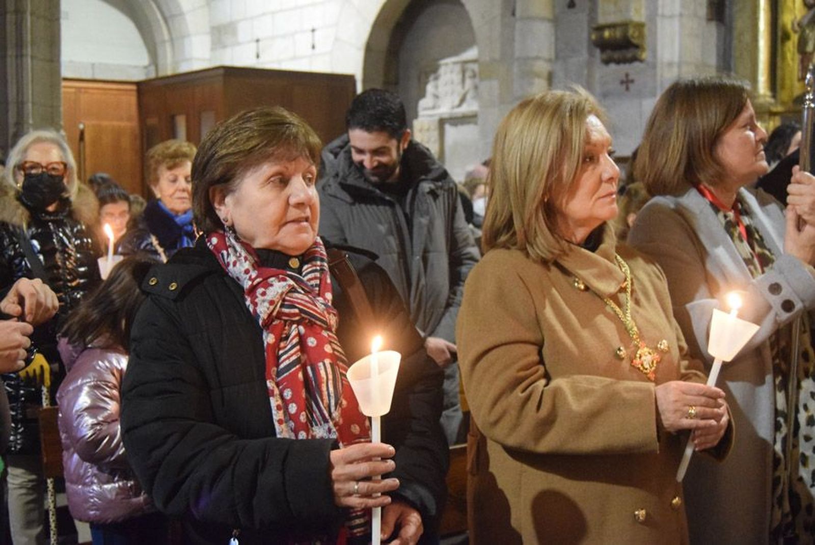 las-candelas-vuelven-a-unir-la-iglesia-de-san-juan-con-la-de-san-vicente-34