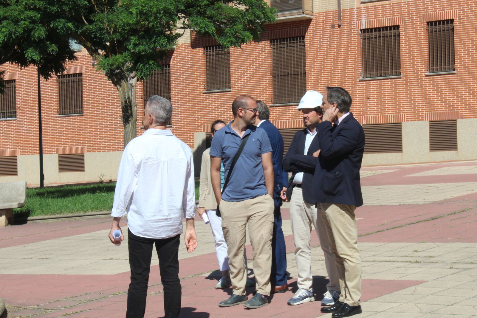 El alcalde de Salamanca, Carlos García Carbayo, visita las obras de construcción de 55 viviendas protegidas de alquiler en el barrio de Pizarrales