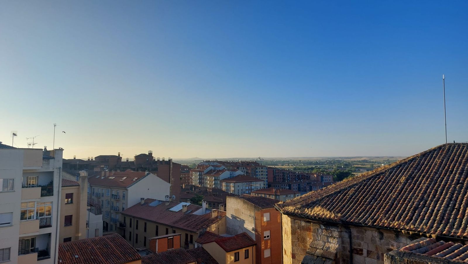 Cielo despejado en esta mañana de verano en Zamora