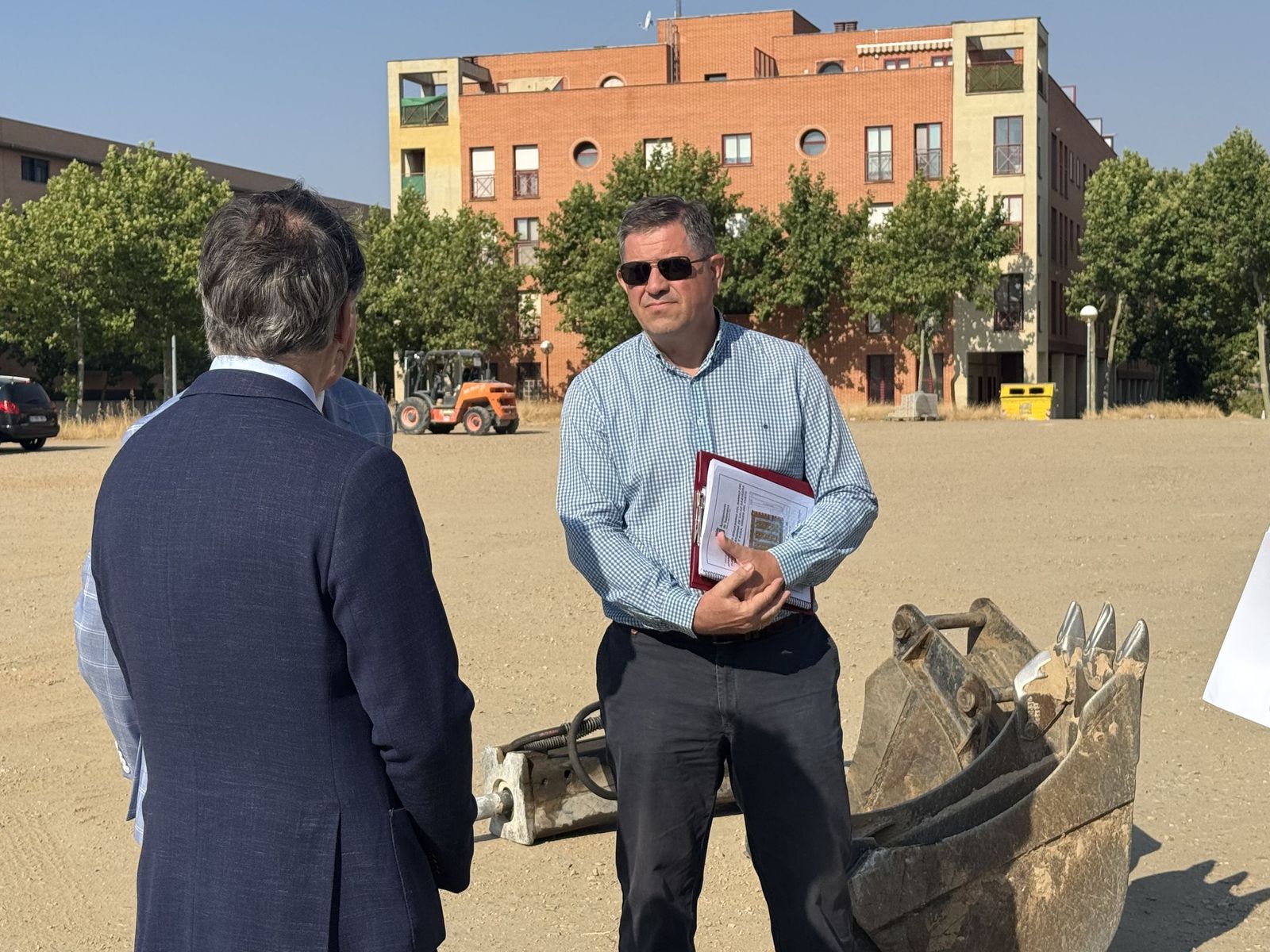 El alcalde de Salamanca, Carlos García Carbayo, visita las obras del nuevo aparcamiento gratuito en superficie del barrio El Zurguén