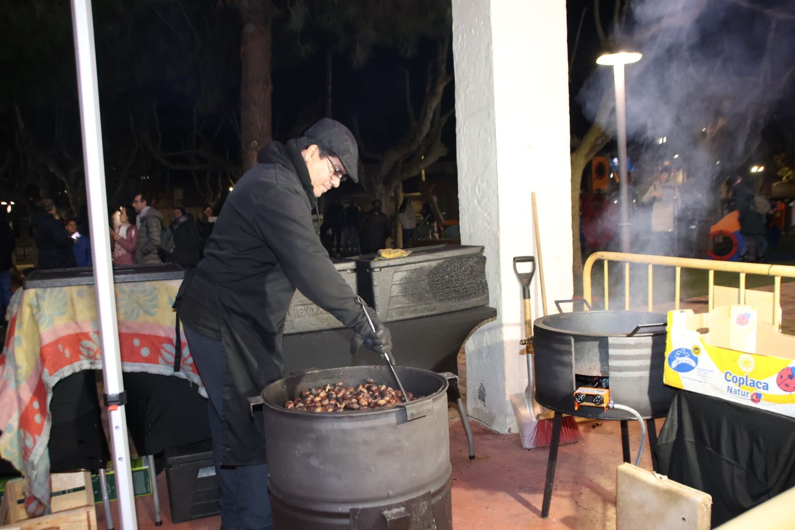 Castañada popular acompañada de un bonito espectáculo circense en Castellanos de Moriscos