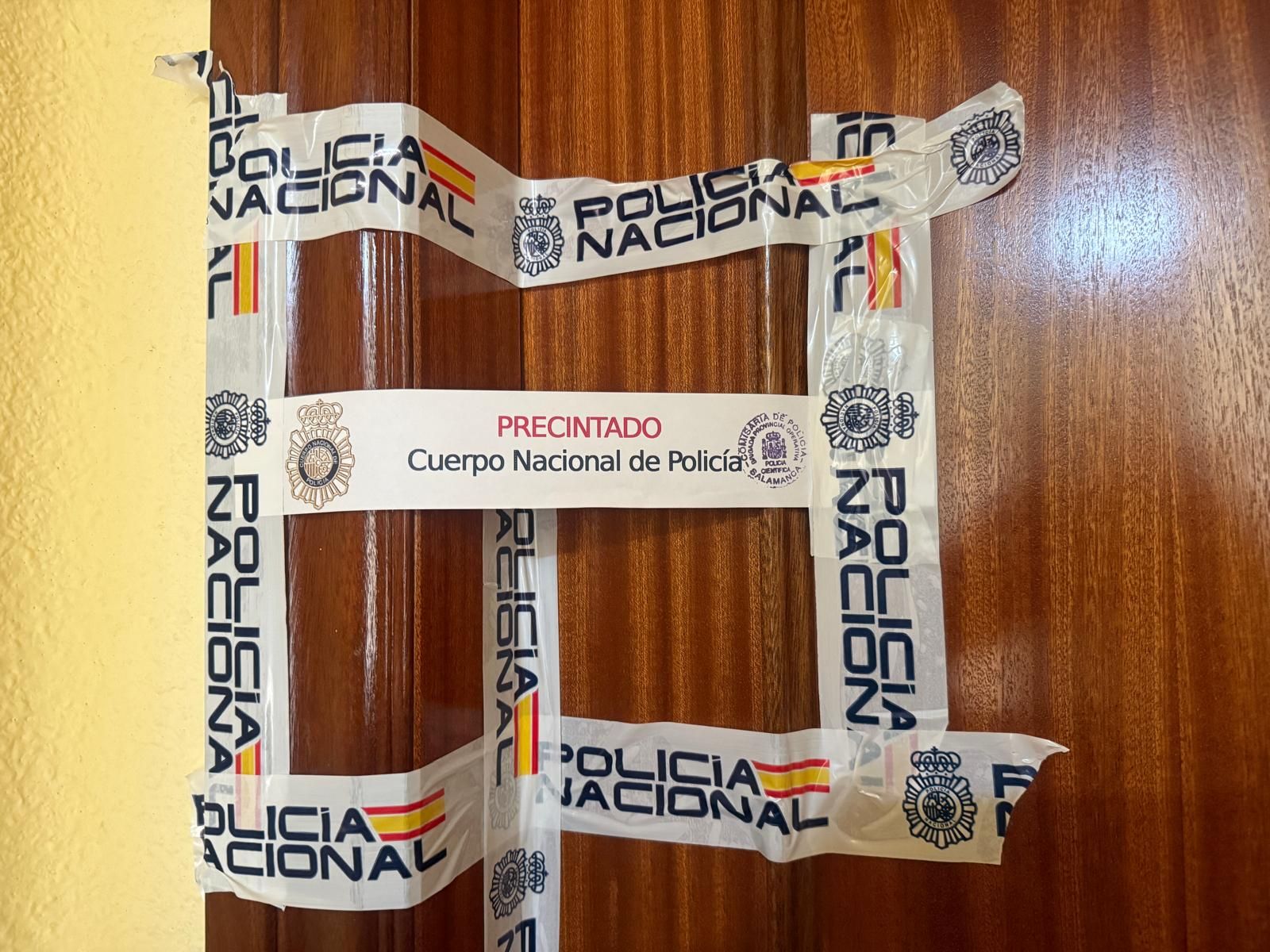 Puerta del domicilio en el que ha tenido lugar el crimen de Garrido