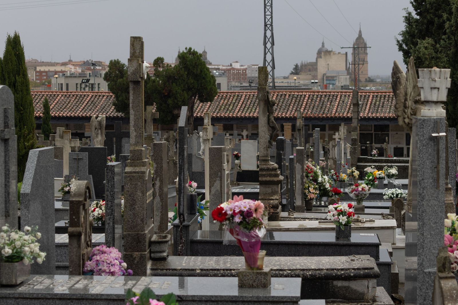 Lluviosa mañana de todos los santos en el Cementerio San Carlos Borromeo de Salamanca