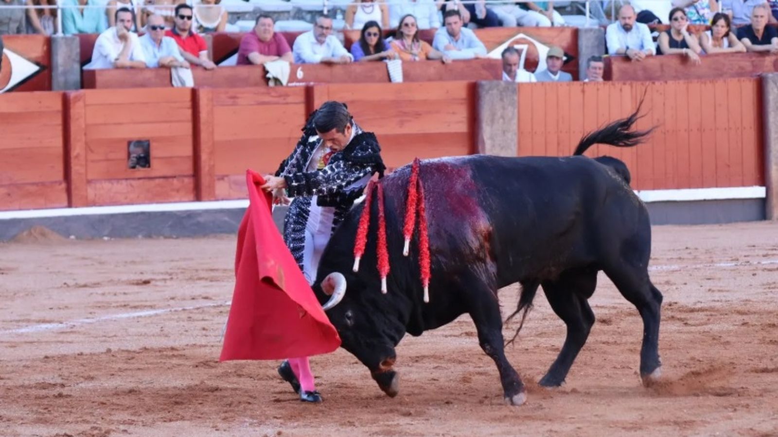 Emilio de Justo con un toro de El Vellosino en La Glorieta en la feria de 2024