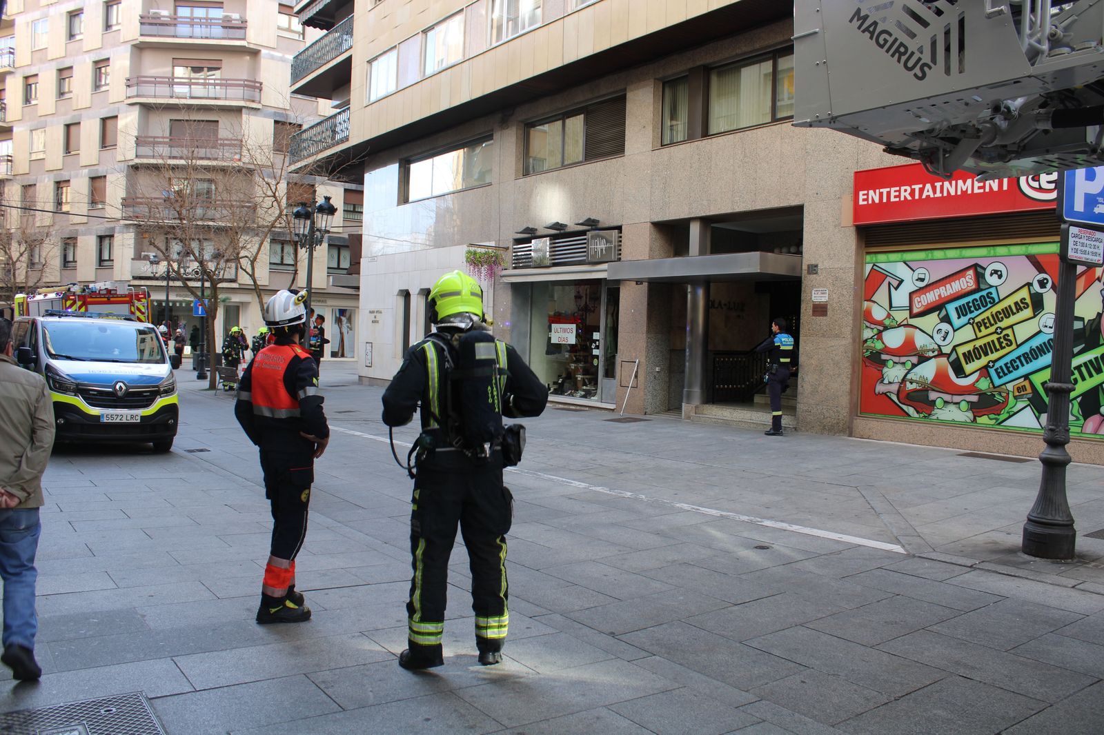 bomberos-y-policia-local-en-la-calle-bientocadas-por-olor-a-gas-7
