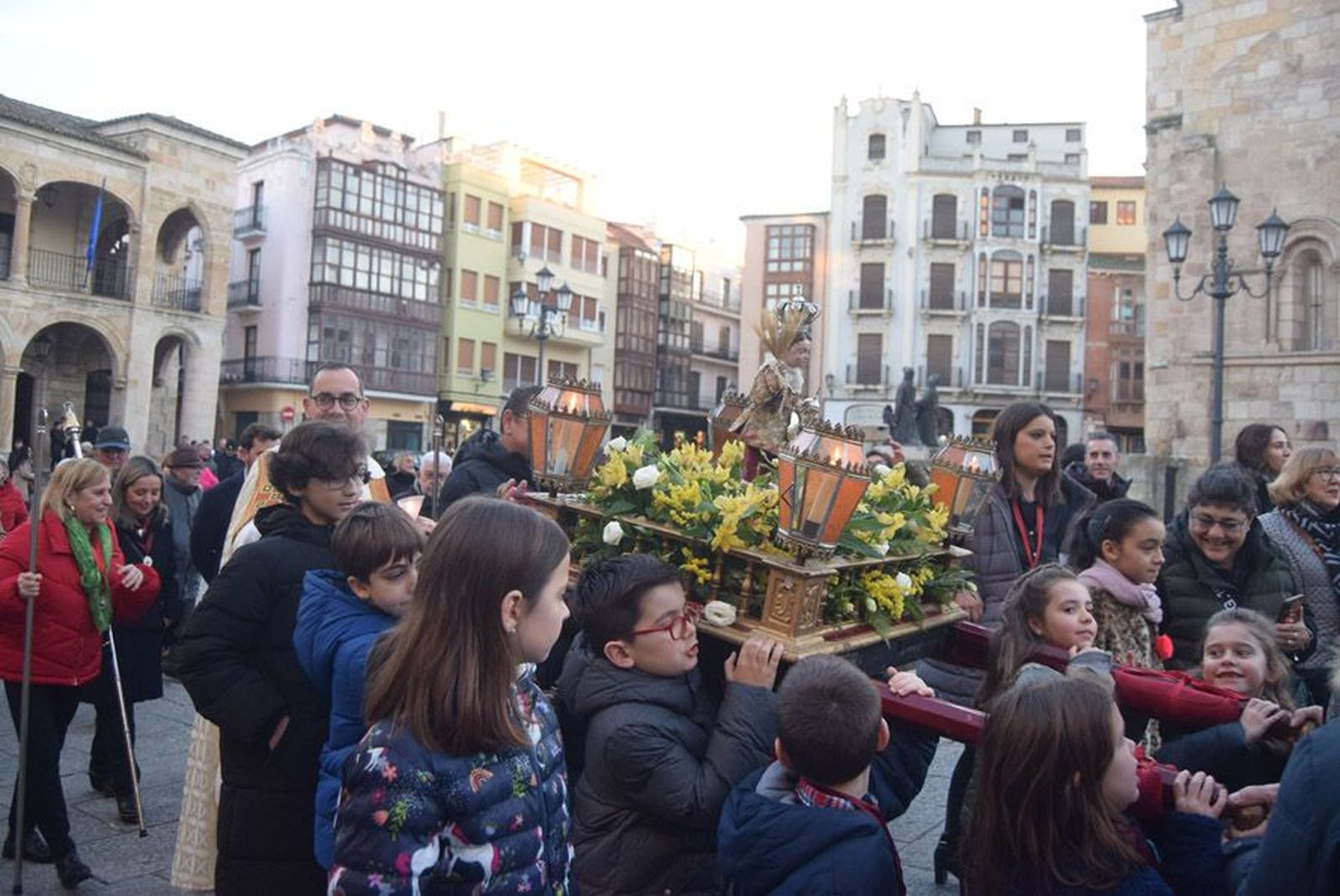 las-candelas-vuelven-a-unir-la-iglesia-de-san-juan-con-la-de-san-vicente-105