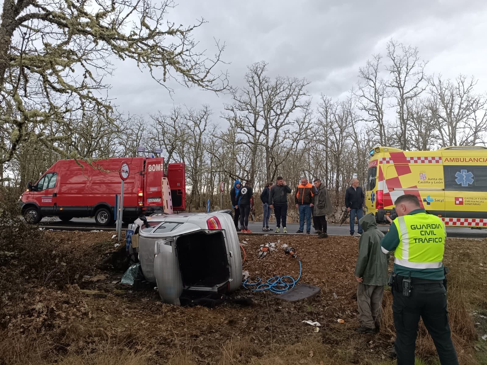 Un joven, herido y atrapado tras el vuelco de su turismo en Zamora