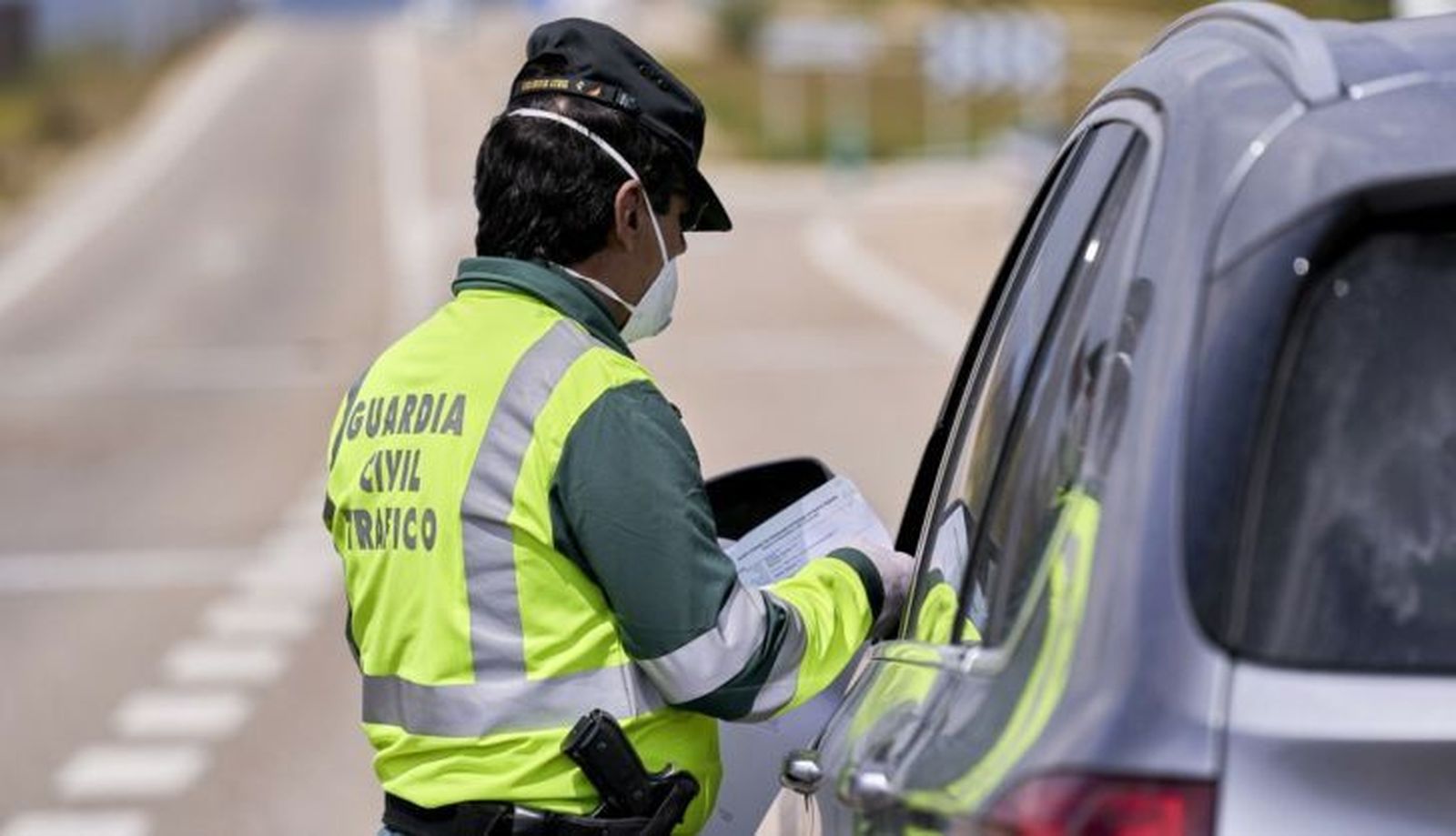 Un agente de la guardia civil durante un control de tráfico